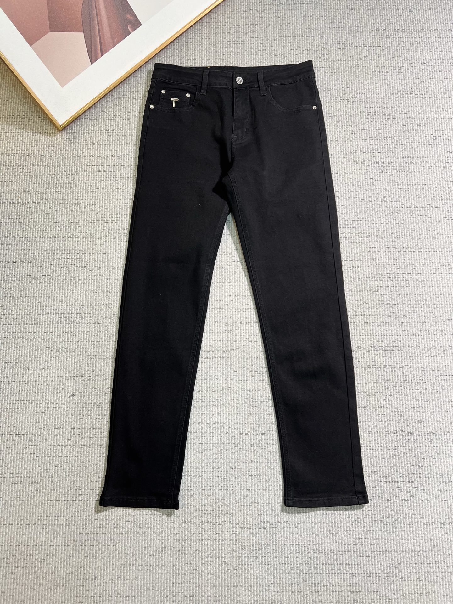NO:846556,Burberry men's denim jeans, official album and poster outfit style!  High-grade imported denim raw color fabrics are supplied to customers, and the pure 13oz denim fabrics from Okayama, Japan are specially selected. Heavy-duty environmentally friendly plant enzyme washing process is used. The texture has a light retro color, which is quite beautiful and is very suitable for autumn and winter color matching. The fabric is soft and delicate after washing, but has strong bones and a slight stretch, providing an excellent comfortable experience. There is no damage from any technological elements throughout the body, retaining the purest tannin color!  The details throughout the body are perfect, exquisite and sophisticated. The latest leather label on the waist highlights the brand's characteristics. The hardware accessories, leather label and wiring all reflect the craftsmanship!  The silhouette is perfectly tailored and has excellent butt lift and slimming effect. It can be easily matched with any top in the wardrobe. It has wide compatibility and is suitable for various daily wear. The upper body is full of style. It is a must-have trousers for those who are obsessed with quality control and 1V!  Size 29-38 (not 35.37),,burberry,burberry,jeans,19860909Burberry 巴宝莉 男士丹宁牛仔裤,官宣画册海报穿搭款！ 客供高级进口的丹宁原色面料,特选日本冈山纯正13oz 盎司牛仔布料,重磅环保植物酵素水洗工艺,肌理有着淡淡的复古色彩,相当漂亮,极符合秋冬的配色,面料经过水洗后柔软细腻,但筋骨感极强,且略带弹力,提供了绝佳的舒适体验,通身无任何工艺元素破坏,保留了最纯粹的丹宁本色！通身细节完美如斯,精湛且考究,最新的腰部皮标彰显了品牌特质,五金配件、皮标、走线无不体现出匠心工艺！版型剪裁完美,提臀修身效果绝佳,可轻松横扫衣橱任何的上装搭配,兼容性广泛,满足于日常各种穿搭,上身型款十足,于品质控及1V迷控者必入型裤装！ 尺码29—38（没35.37）,,burberry,burberry,jeans,,Men's clothing