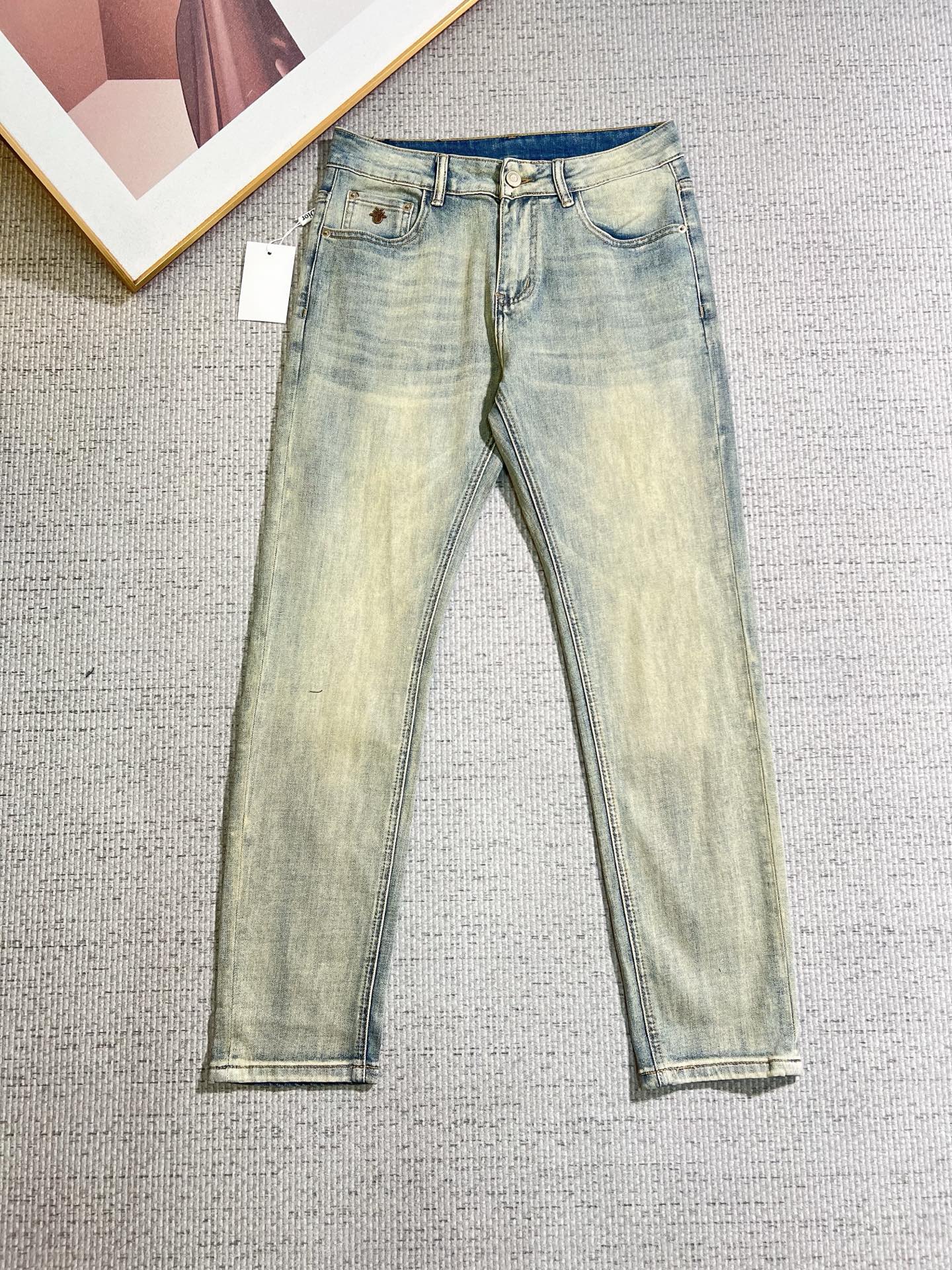 NO:848136,Dior men's denim jeans, official album and poster style!  High-grade imported denim raw color fabrics are supplied to customers, and the pure 13oz denim fabrics from Okayama, Japan are specially selected. Heavy-duty environmentally friendly plant enzyme washing process is used. The texture has a light retro color, which is quite beautiful and is very suitable for autumn and winter color matching. The fabric is soft and delicate after washing, but has strong bones and a slight stretch, providing an excellent comfortable experience. There is no damage from any technological elements throughout the body, retaining the purest tannin color!  The details throughout the body are perfect, exquisite and sophisticated. The latest leather label on the waist highlights the brand's characteristics. The hardware accessories, leather label and wiring all reflect the craftsmanship!  The silhouette is perfectly tailored and has excellent butt lift and slimming effect. It can be easily matched with any top in the wardrobe. It has wide compatibility and is suitable for various daily wear. The upper body is full of style. It is a must-have trousers for those who are obsessed with quality control and 1V!  Size 29-38 (not 35.37), dior, dior, jeans,19860909Dior 迪奥 男士丹宁牛仔裤,官宣画册海报穿搭款！ 客供高级进口的丹宁原色面料,特选日本冈山纯正13oz 盎司牛仔布料,重磅环保植物酵素水洗工艺,肌理有着淡淡的复古色彩,相当漂亮,极符合秋冬的配色,面料经过水洗后柔软细腻,但筋骨感极强,且略带弹力,提供了绝佳的舒适体验,通身无任何工艺元素破坏,保留了最纯粹的丹宁本色！通身细节完美如斯,精湛且考究,最新的腰部皮标彰显了品牌特质,五金配件、皮标、走线无不体现出匠心工艺！版型剪裁完美,提臀修身效果绝佳,可轻松横扫衣橱任何的上装搭配,兼容性广泛,满足于日常各种穿搭,上身型款十足,于品质控及1V迷控者必入型裤装！ 尺码29—38（没35.37）,,dior,dior,jeans,,Men's clothing