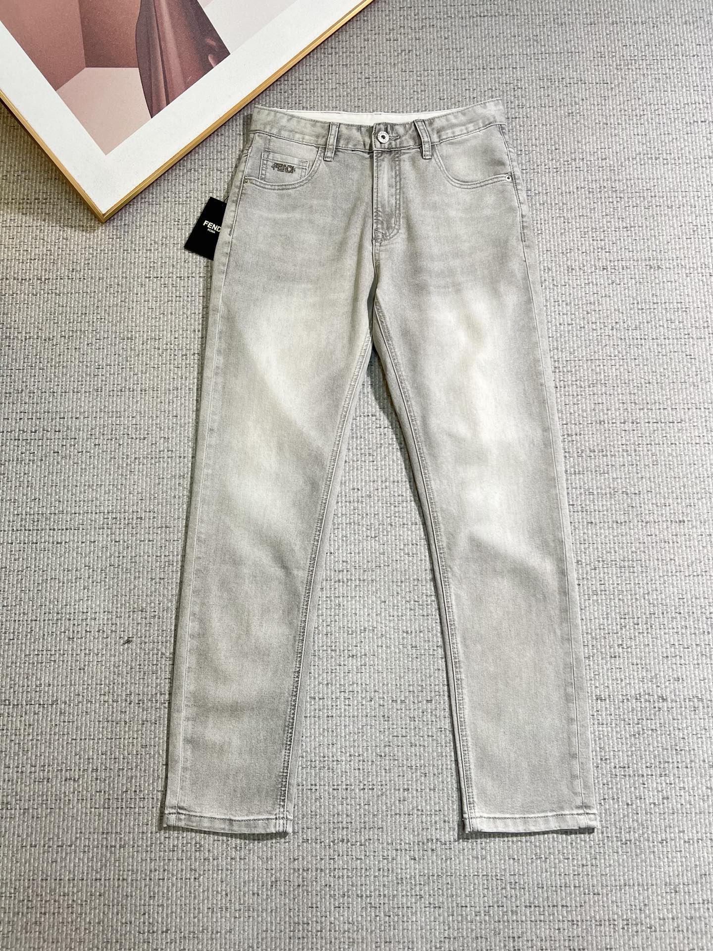 NO:848113,FENDI Fendi Men's Denim Jeans, Official Announcement Album and Poster Style!  High-grade imported denim raw color fabrics are supplied to customers, and the pure 13oz denim fabrics from Okayama, Japan are specially selected. Heavy-duty environmentally friendly plant enzyme washing process is used. The texture has a light retro color, which is quite beautiful and is very suitable for autumn and winter color matching. The fabric is soft and delicate after washing, but has strong bones and a slight stretch, providing an excellent comfortable experience. There is no damage from any technological elements throughout the body, retaining the purest tannin color!  The details throughout the body are perfect, exquisite and sophisticated. The latest leather label on the waist highlights the brand's characteristics. The hardware accessories, leather label and wiring all reflect the craftsmanship!  The silhouette is perfectly tailored and has excellent butt lift and slimming effect. It can be easily matched with any top in the wardrobe. It has wide compatibility and is suitable for various daily wear. The upper body is full of style. It is a must-have trousers for those who are obsessed with quality control and 1V!  Sizes 29-38 (not 35.37),,fendi,fendi,jeans,19860909FENDI 芬迪 男士丹宁牛仔裤,官宣画册海报穿搭款！ 客供高级进口的丹宁原色面料,特选日本冈山纯正13oz 盎司牛仔布料,重磅环保植物酵素水洗工艺,肌理有着淡淡的复古色彩,相当漂亮,极符合秋冬的配色,面料经过水洗后柔软细腻,但筋骨感极强,且略带弹力,提供了绝佳的舒适体验,通身无任何工艺元素破坏,保留了最纯粹的丹宁本色！通身细节完美如斯,精湛且考究,最新的腰部皮标彰显了品牌特质,五金配件、皮标、走线无不体现出匠心工艺！版型剪裁完美,提臀修身效果绝佳,可轻松横扫衣橱任何的上装搭配,兼容性广泛,满足于日常各种穿搭,上身型款十足,于品质控及1V迷控者必入型裤装！ 尺码29—38（没35.37）,,fendi,fendi,jeans,,Men's clothing