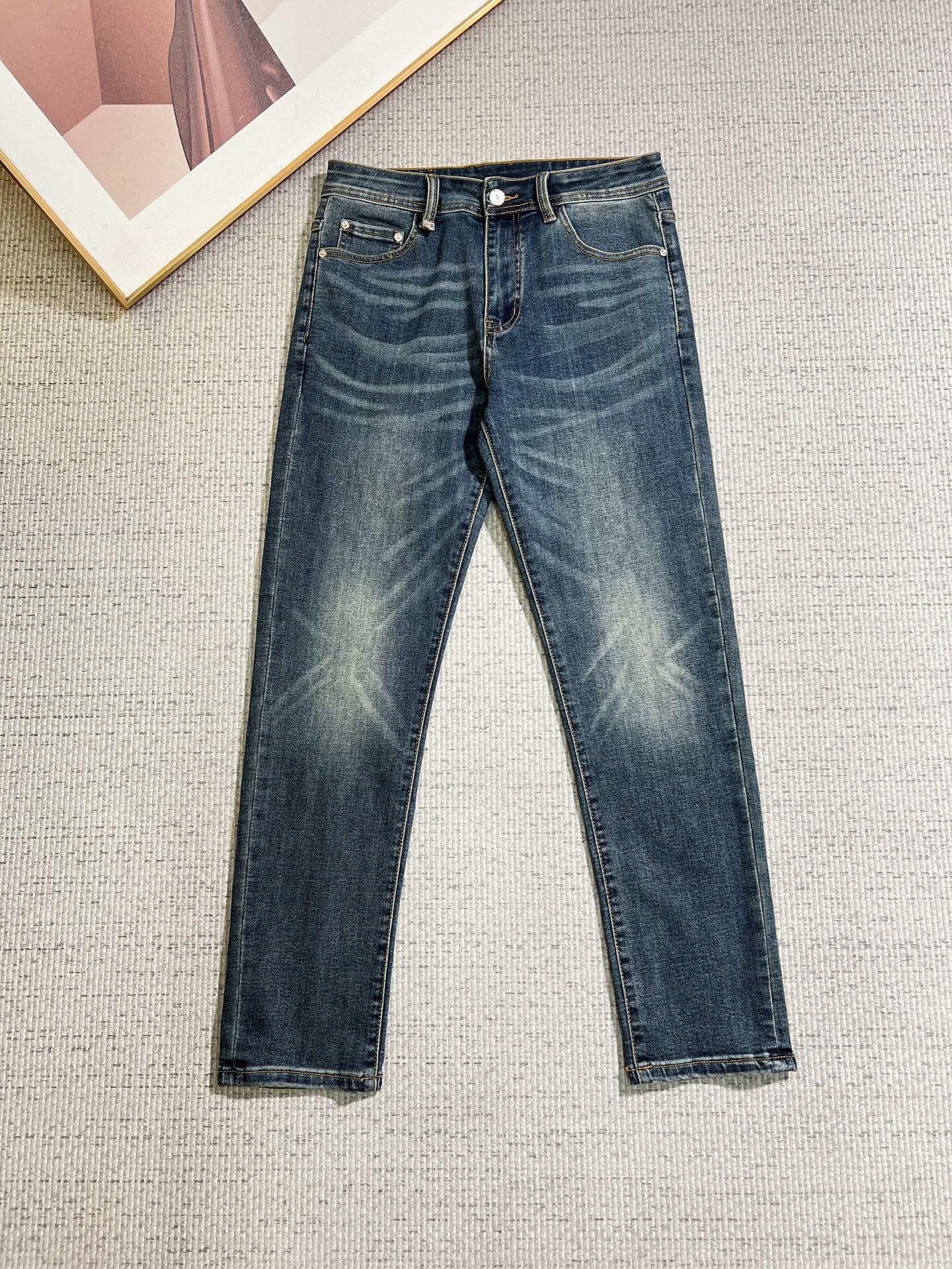 NO:848139,Hermès men's denim jeans, official album and poster outfit style!  High-grade imported denim raw color fabrics are supplied to customers, and the pure 13oz denim fabrics from Okayama, Japan are specially selected. Heavy-duty environmentally friendly plant enzyme washing process is used. The texture has a light retro color, which is quite beautiful and is very suitable for autumn and winter color matching. The fabric is soft and delicate after washing, but has strong bones and a slight stretch, providing an excellent comfortable experience. There is no damage from any technological elements throughout the body, retaining the purest tannin color!  The details throughout the body are perfect, exquisite and sophisticated. The latest leather label on the waist highlights the brand's characteristics. The hardware accessories, leather label and wiring all reflect the craftsmanship!  The silhouette is perfectly tailored and has excellent butt lift and slimming effect. It can be easily matched with any top in the wardrobe. It has wide compatibility and is suitable for various daily wear. The upper body is full of style. It is a must-have trousers for those who are obsessed with quality control and 1V!  Size 29-38 (not 35.37),,hermes,jeans,19860909爱马仕 男士丹宁牛仔裤,官宣画册海报穿搭款！ 客供高级进口的丹宁原色面料,特选日本冈山纯正13oz 盎司牛仔布料,重磅环保植物酵素水洗工艺,肌理有着淡淡的复古色彩,相当漂亮,极符合秋冬的配色,面料经过水洗后柔软细腻,但筋骨感极强,且略带弹力,提供了绝佳的舒适体验,通身无任何工艺元素破坏,保留了最纯粹的丹宁本色！通身细节完美如斯,精湛且考究,最新的腰部皮标彰显了品牌特质,五金配件、皮标、走线无不体现出匠心工艺！版型剪裁完美,提臀修身效果绝佳,可轻松横扫衣橱任何的上装搭配,兼容性广泛,满足于日常各种穿搭,上身型款十足,于品质控及1V迷控者必入型裤装！ 尺码29—38（没35.37）,,hermes,jeans,,Men's clothing