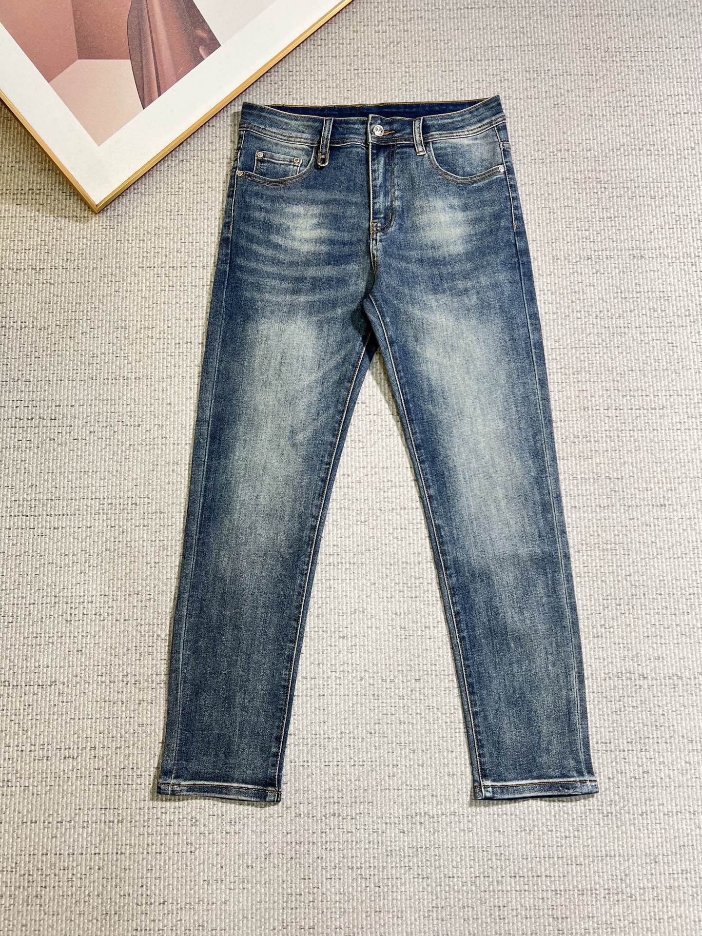 NO:848132,LV men's denim jeans, official album and poster outfit style!  High-grade imported denim raw color fabrics are supplied to customers, and the pure 13oz denim fabrics from Okayama, Japan are specially selected. Heavy-duty environmentally friendly plant enzyme washing process is used. The texture has a light retro color, which is quite beautiful and is very suitable for autumn and winter color matching. The fabric is soft and delicate after washing, but has strong bones and a slight stretch, providing an excellent comfortable experience. There is no damage from any technological elements throughout the body, retaining the purest tannin color!  The details throughout the body are perfect, exquisite and sophisticated. The latest leather label on the waist highlights the brand's characteristics. The hardware accessories, leather label and wiring all reflect the craftsmanship!  The silhouette is perfectly tailored and has excellent butt lift and slimming effect. It can be easily matched with any top in the wardrobe. It has wide compatibility and is suitable for various daily wear. The upper body is full of style. It is a must-have trousers for those who are obsessed with quality control and 1V!  Size 29-38 (not 35.37),,louis vuitton,jeans,19860909LV 男士丹宁牛仔裤,官宣画册海报穿搭款！ 客供高级进口的丹宁原色面料,特选日本冈山纯正13oz 盎司牛仔布料,重磅环保植物酵素水洗工艺,肌理有着淡淡的复古色彩,相当漂亮,极符合秋冬的配色,面料经过水洗后柔软细腻,但筋骨感极强,且略带弹力,提供了绝佳的舒适体验,通身无任何工艺元素破坏,保留了最纯粹的丹宁本色！通身细节完美如斯,精湛且考究,最新的腰部皮标彰显了品牌特质,五金配件、皮标、走线无不体现出匠心工艺！版型剪裁完美,提臀修身效果绝佳,可轻松横扫衣橱任何的上装搭配,兼容性广泛,满足于日常各种穿搭,上身型款十足,于品质控及1V迷控者必入型裤装！ 尺码29—38（没35.37）,,louis vuitton,jeans,,Men's clothing