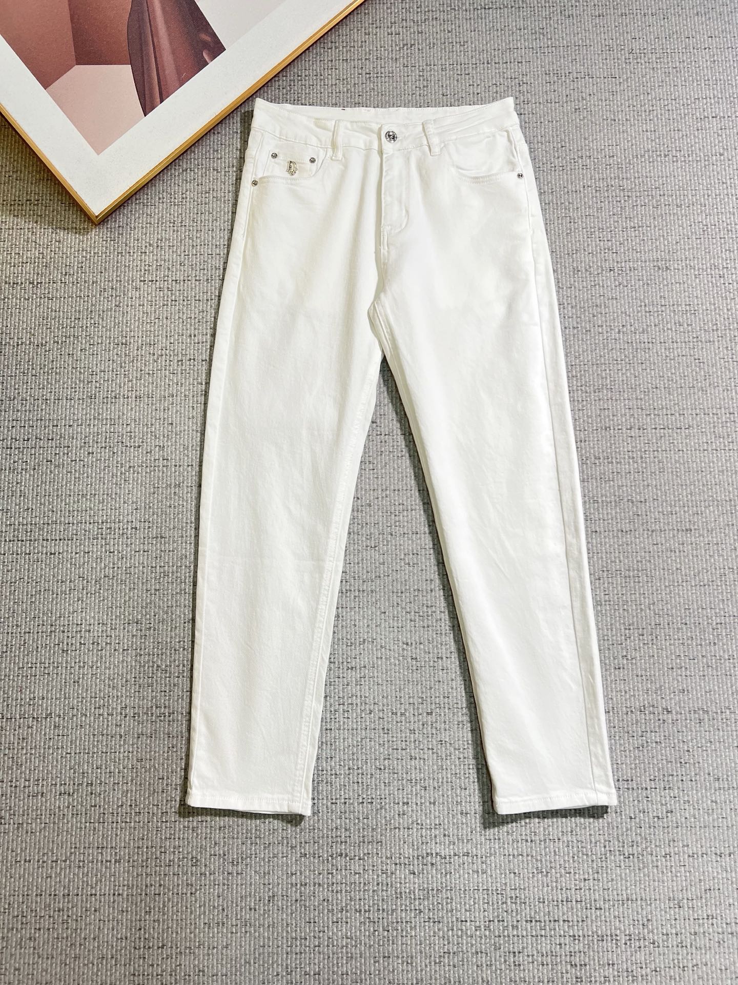 NO:848129,Dior men's denim jeans, official album and poster style!  High-grade imported denim raw color fabrics are supplied to customers, and the pure 13oz denim fabrics from Okayama, Japan are specially selected. Heavy-duty environmentally friendly plant enzyme washing process is used. The texture has a light retro color, which is quite beautiful and is very suitable for autumn and winter color matching. The fabric is soft and delicate after washing, but has strong bones and a slight stretch, providing an excellent comfortable experience. There is no damage from any technological elements throughout the body, retaining the purest tannin color!  The details throughout the body are perfect, exquisite and sophisticated. The latest leather label on the waist highlights the brand's characteristics. The hardware accessories, leather label and wiring all reflect the craftsmanship!  The silhouette is perfectly tailored and has excellent butt lift and slimming effect. It can be easily matched with any top in the wardrobe. It has wide compatibility and is suitable for various daily wear. The upper body is full of style. It is a must-have trousers for those who are obsessed with quality control and 1V!  Size 29-38 (not 35.37), dior, dior, jeans,19860909Dior 迪奥 男士丹宁牛仔裤,官宣画册海报穿搭款！ 客供高级进口的丹宁原色面料,特选日本冈山纯正13oz 盎司牛仔布料,重磅环保植物酵素水洗工艺,肌理有着淡淡的复古色彩,相当漂亮,极符合秋冬的配色,面料经过水洗后柔软细腻,但筋骨感极强,且略带弹力,提供了绝佳的舒适体验,通身无任何工艺元素破坏,保留了最纯粹的丹宁本色！通身细节完美如斯,精湛且考究,最新的腰部皮标彰显了品牌特质,五金配件、皮标、走线无不体现出匠心工艺！版型剪裁完美,提臀修身效果绝佳,可轻松横扫衣橱任何的上装搭配,兼容性广泛,满足于日常各种穿搭,上身型款十足,于品质控及1V迷控者必入型裤装！ 尺码29—38（没35.37）,,dior,dior,jeans,,Men's clothing