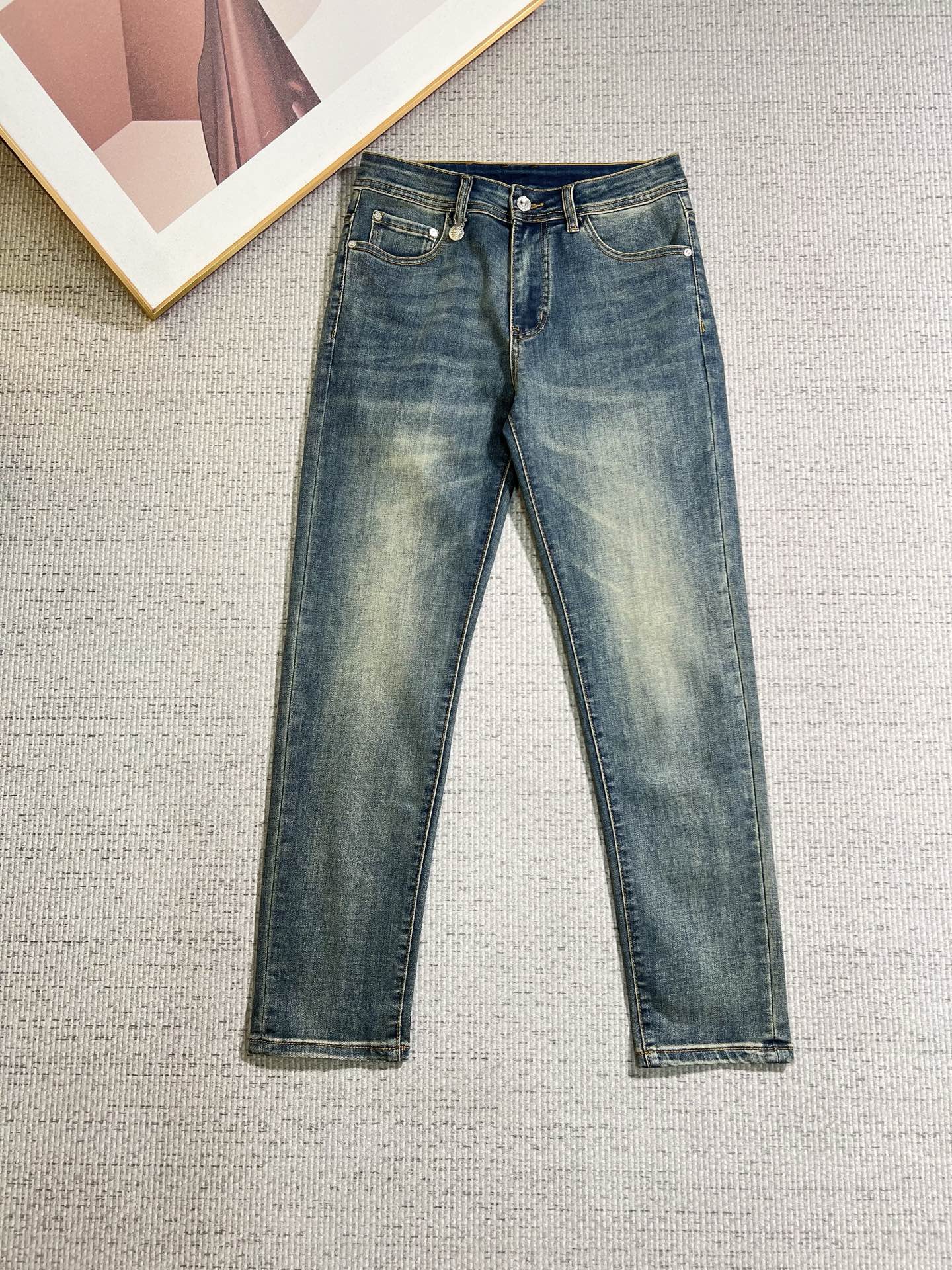NO:848142,Versace men's denim jeans, official album and poster style!  High-grade imported denim raw color fabrics are supplied to customers, and the pure 13oz denim fabrics from Okayama, Japan are specially selected. Heavy-duty environmentally friendly plant enzyme washing process is used. The texture has a light retro color, which is quite beautiful and is very suitable for autumn and winter color matching. The fabric is soft and delicate after washing, but has strong bones and a slight stretch, providing an excellent comfortable experience. There is no damage from any technological elements throughout the body, retaining the purest tannin color!  The details throughout the body are perfect, exquisite and sophisticated. The latest leather label on the waist highlights the brand's characteristics. The hardware accessories, leather label and wiring all reflect the craftsmanship!  The silhouette is perfectly tailored and has excellent butt lift and slimming effect. It can be easily matched with any top in the wardrobe. It has wide compatibility and is suitable for various daily wear. The upper body is full of style. It is a must-have trousers for those who are obsessed with quality control and 1V!  Sizes 29-38 (not 35.37),,versace,jeans,19860909范思哲 男士丹宁牛仔裤,官宣画册海报穿搭款！ 客供高级进口的丹宁原色面料,特选日本冈山纯正13oz 盎司牛仔布料,重磅环保植物酵素水洗工艺,肌理有着淡淡的复古色彩,相当漂亮,极符合秋冬的配色,面料经过水洗后柔软细腻,但筋骨感极强,且略带弹力,提供了绝佳的舒适体验,通身无任何工艺元素破坏,保留了最纯粹的丹宁本色！通身细节完美如斯,精湛且考究,最新的腰部皮标彰显了品牌特质,五金配件、皮标、走线无不体现出匠心工艺！版型剪裁完美,提臀修身效果绝佳,可轻松横扫衣橱任何的上装搭配,兼容性广泛,满足于日常各种穿搭,上身型款十足,于品质控及1V迷控者必入型裤装！ 尺码29—38（没35.37）,,versace,jeans,,Men's clothing