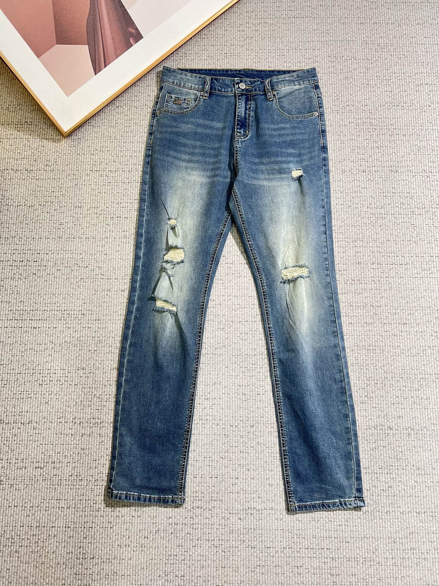 NO:848114,Versace men's denim jeans, official album and poster style!  High-grade imported denim raw color fabrics are supplied to customers, and the pure 13oz denim fabrics from Okayama, Japan are specially selected. Heavy-duty environmentally friendly plant enzyme washing process is used. The texture has a light retro color, which is quite beautiful and is very suitable for autumn and winter color matching. The fabric is soft and delicate after washing, but has strong bones and a slight stretch, providing an excellent comfortable experience. There is no damage from any technological elements throughout the body, retaining the purest tannin color!  The details throughout the body are perfect, exquisite and sophisticated. The latest leather label on the waist highlights the brand's characteristics. The hardware accessories, leather label and wiring all reflect the craftsmanship!  The silhouette is perfectly tailored and has excellent butt lift and slimming effect. It can be easily matched with any top in the wardrobe. It has wide compatibility and is suitable for various daily wear. The upper body is full of style. It is a must-have trousers for those who are obsessed with quality control and 1V!  Sizes 29-38 (not 35.37),,versace,jeans,19860909范思哲 男士丹宁牛仔裤,官宣画册海报穿搭款！ 客供高级进口的丹宁原色面料,特选日本冈山纯正13oz 盎司牛仔布料,重磅环保植物酵素水洗工艺,肌理有着淡淡的复古色彩,相当漂亮,极符合秋冬的配色,面料经过水洗后柔软细腻,但筋骨感极强,且略带弹力,提供了绝佳的舒适体验,通身无任何工艺元素破坏,保留了最纯粹的丹宁本色！通身细节完美如斯,精湛且考究,最新的腰部皮标彰显了品牌特质,五金配件、皮标、走线无不体现出匠心工艺！版型剪裁完美,提臀修身效果绝佳,可轻松横扫衣橱任何的上装搭配,兼容性广泛,满足于日常各种穿搭,上身型款十足,于品质控及1V迷控者必入型裤装！ 尺码29—38（没35.37）,,versace,jeans,,Men's clothing