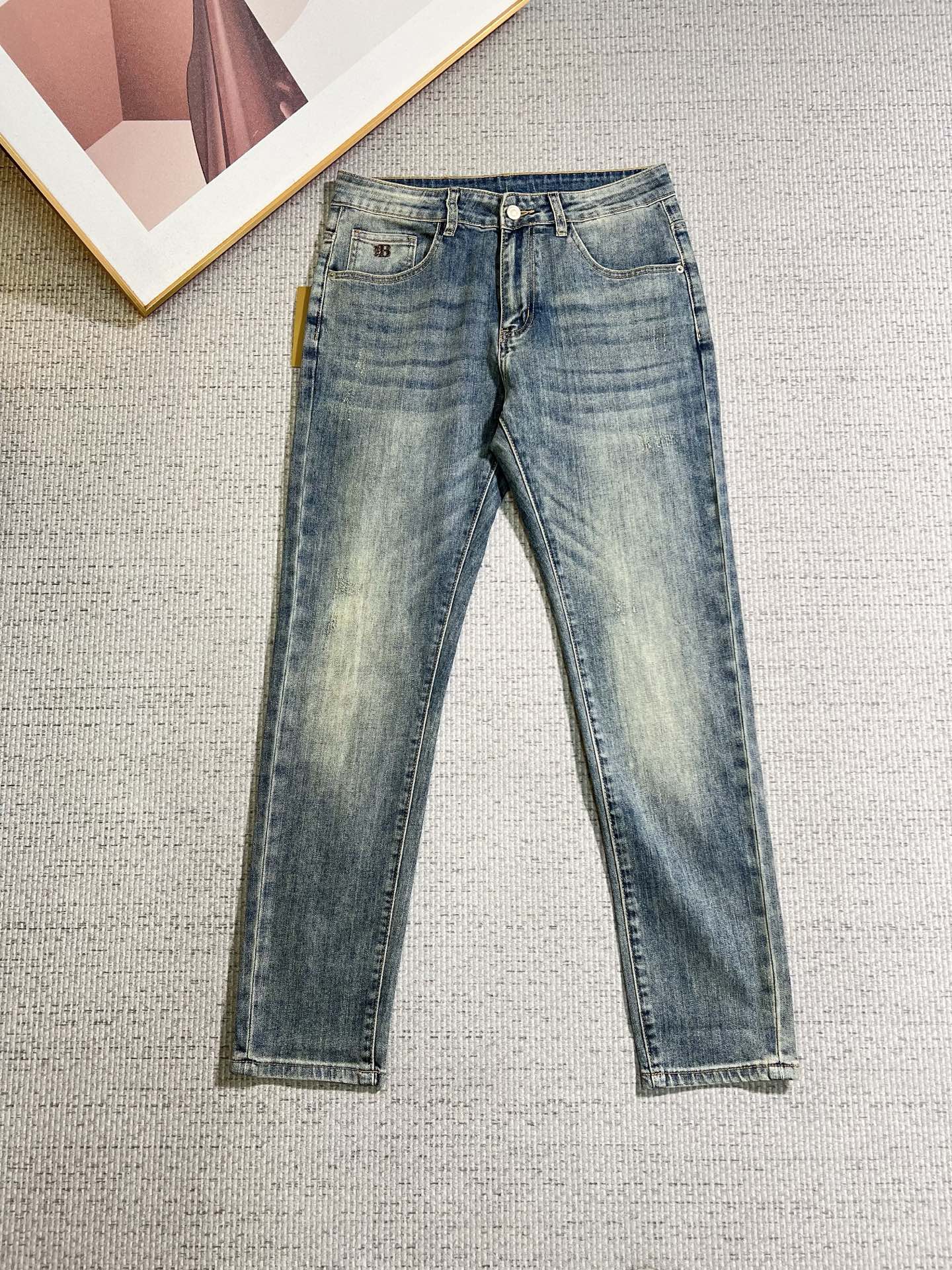 NO:848126,Burberry men's denim jeans, official album and poster outfit style!  High-grade imported denim raw color fabrics are supplied to customers, and the pure 13oz denim fabrics from Okayama, Japan are specially selected. Heavy-duty environmentally friendly plant enzyme washing process is used. The texture has a light retro color, which is quite beautiful and is very suitable for autumn and winter color matching. The fabric is soft and delicate after washing, but has strong bones and a slight stretch, providing an excellent comfortable experience. There is no damage from any technological elements throughout the body, retaining the purest tannin color!  The details throughout the body are perfect, exquisite and sophisticated. The latest leather label on the waist highlights the brand's characteristics. The hardware accessories, leather label and wiring all reflect the craftsmanship!  The silhouette is perfectly tailored and has excellent butt lift and slimming effect. It can be easily matched with any top in the wardrobe. It has wide compatibility and is suitable for various daily wear. The upper body is full of style. It is a must-have trousers for those who are obsessed with quality control and 1V!  Size 29-38 (not 35.37),,burberry,burberry,jeans,19860909Burberry 巴宝莉 男士丹宁牛仔裤,官宣画册海报穿搭款！ 客供高级进口的丹宁原色面料,特选日本冈山纯正13oz 盎司牛仔布料,重磅环保植物酵素水洗工艺,肌理有着淡淡的复古色彩,相当漂亮,极符合秋冬的配色,面料经过水洗后柔软细腻,但筋骨感极强,且略带弹力,提供了绝佳的舒适体验,通身无任何工艺元素破坏,保留了最纯粹的丹宁本色！通身细节完美如斯,精湛且考究,最新的腰部皮标彰显了品牌特质,五金配件、皮标、走线无不体现出匠心工艺！版型剪裁完美,提臀修身效果绝佳,可轻松横扫衣橱任何的上装搭配,兼容性广泛,满足于日常各种穿搭,上身型款十足,于品质控及1V迷控者必入型裤装！ 尺码29—38（没35.37）,,burberry,burberry,jeans,,Men's clothing