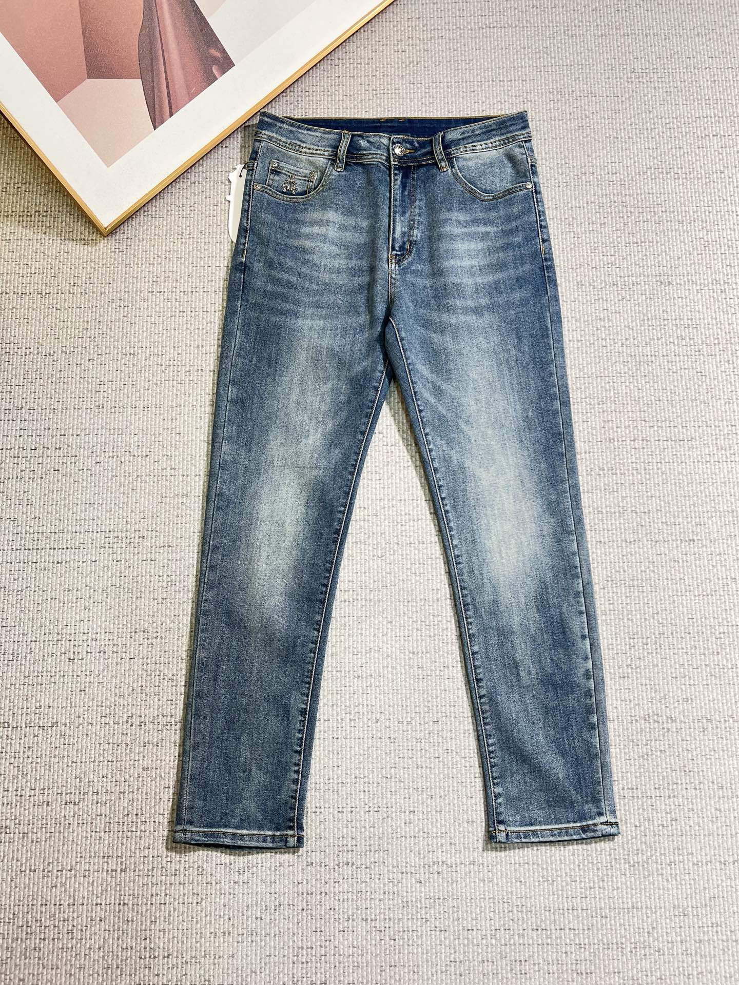 NO:848123,Croxin men's denim jeans, official album and poster wear style!  High-grade imported denim raw color fabrics are supplied to customers, and the pure 13oz denim fabrics from Okayama, Japan are specially selected. Heavy-duty environmentally friendly plant enzyme washing process is used. The texture has a light retro color, which is quite beautiful and is very suitable for autumn and winter color matching. The fabric is soft and delicate after washing, but has strong bones and a slight stretch, providing an excellent comfortable experience. There is no damage from any technological elements throughout the body, retaining the purest tannin color!  The details throughout the body are perfect, exquisite and sophisticated. The latest leather label on the waist highlights the brand's characteristics. The hardware accessories, leather label and wiring all reflect the craftsmanship!  The silhouette is perfectly tailored and has excellent butt lift and slimming effect. It can be easily matched with any top in the wardrobe. It has wide compatibility and is suitable for various daily wear. The upper body is full of style. It is a must-have trousers for those who are obsessed with quality control and 1V!  Sizes 29-38 (not 35.37),,chrome hearts,jeans,19860909克罗心 男士丹宁牛仔裤,官宣画册海报穿搭款！ 客供高级进口的丹宁原色面料,特选日本冈山纯正13oz 盎司牛仔布料,重磅环保植物酵素水洗工艺,肌理有着淡淡的复古色彩,相当漂亮,极符合秋冬的配色,面料经过水洗后柔软细腻,但筋骨感极强,且略带弹力,提供了绝佳的舒适体验,通身无任何工艺元素破坏,保留了最纯粹的丹宁本色！通身细节完美如斯,精湛且考究,最新的腰部皮标彰显了品牌特质,五金配件、皮标、走线无不体现出匠心工艺！版型剪裁完美,提臀修身效果绝佳,可轻松横扫衣橱任何的上装搭配,兼容性广泛,满足于日常各种穿搭,上身型款十足,于品质控及1V迷控者必入型裤装！ 尺码29—38（没35.37）,,chrome hearts,jeans,,Men's clothing