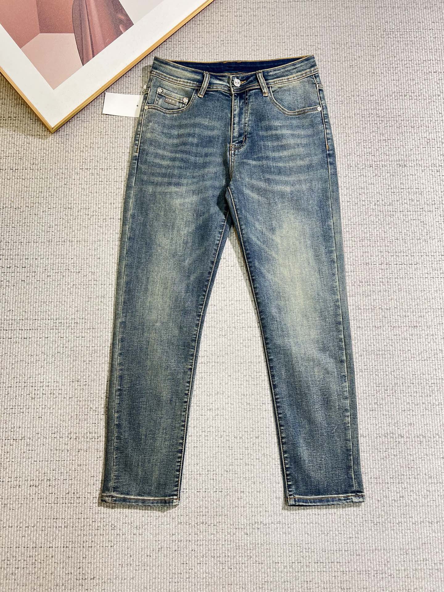 NO:848121,Dior men's denim jeans, official album and poster style!  High-grade imported denim raw color fabrics are supplied to customers, and the pure 13oz denim fabrics from Okayama, Japan are specially selected. Heavy-duty environmentally friendly plant enzyme washing process is used. The texture has a light retro color, which is quite beautiful and is very suitable for autumn and winter color matching. The fabric is soft and delicate after washing, but has strong bones and a slight stretch, providing an excellent comfortable experience. There is no damage from any technological elements throughout the body, retaining the purest tannin color!  The details throughout the body are perfect, exquisite and sophisticated. The latest leather label on the waist highlights the brand's characteristics. The hardware accessories, leather label and wiring all reflect the craftsmanship!  The silhouette is perfectly tailored and has excellent butt lift and slimming effect. It can be easily matched with any top in the wardrobe. It has wide compatibility and is suitable for various daily wear. The upper body is full of style. It is a must-have trousers for those who are obsessed with quality control and 1V!  Size 29-38 (not 35.37), dior, dior, jeans,19860909Dior 迪奥 男士丹宁牛仔裤,官宣画册海报穿搭款！ 客供高级进口的丹宁原色面料,特选日本冈山纯正13oz 盎司牛仔布料,重磅环保植物酵素水洗工艺,肌理有着淡淡的复古色彩,相当漂亮,极符合秋冬的配色,面料经过水洗后柔软细腻,但筋骨感极强,且略带弹力,提供了绝佳的舒适体验,通身无任何工艺元素破坏,保留了最纯粹的丹宁本色！通身细节完美如斯,精湛且考究,最新的腰部皮标彰显了品牌特质,五金配件、皮标、走线无不体现出匠心工艺！版型剪裁完美,提臀修身效果绝佳,可轻松横扫衣橱任何的上装搭配,兼容性广泛,满足于日常各种穿搭,上身型款十足,于品质控及1V迷控者必入型裤装！ 尺码29—38（没35.37）,,dior,dior,jeans,,Men's clothing