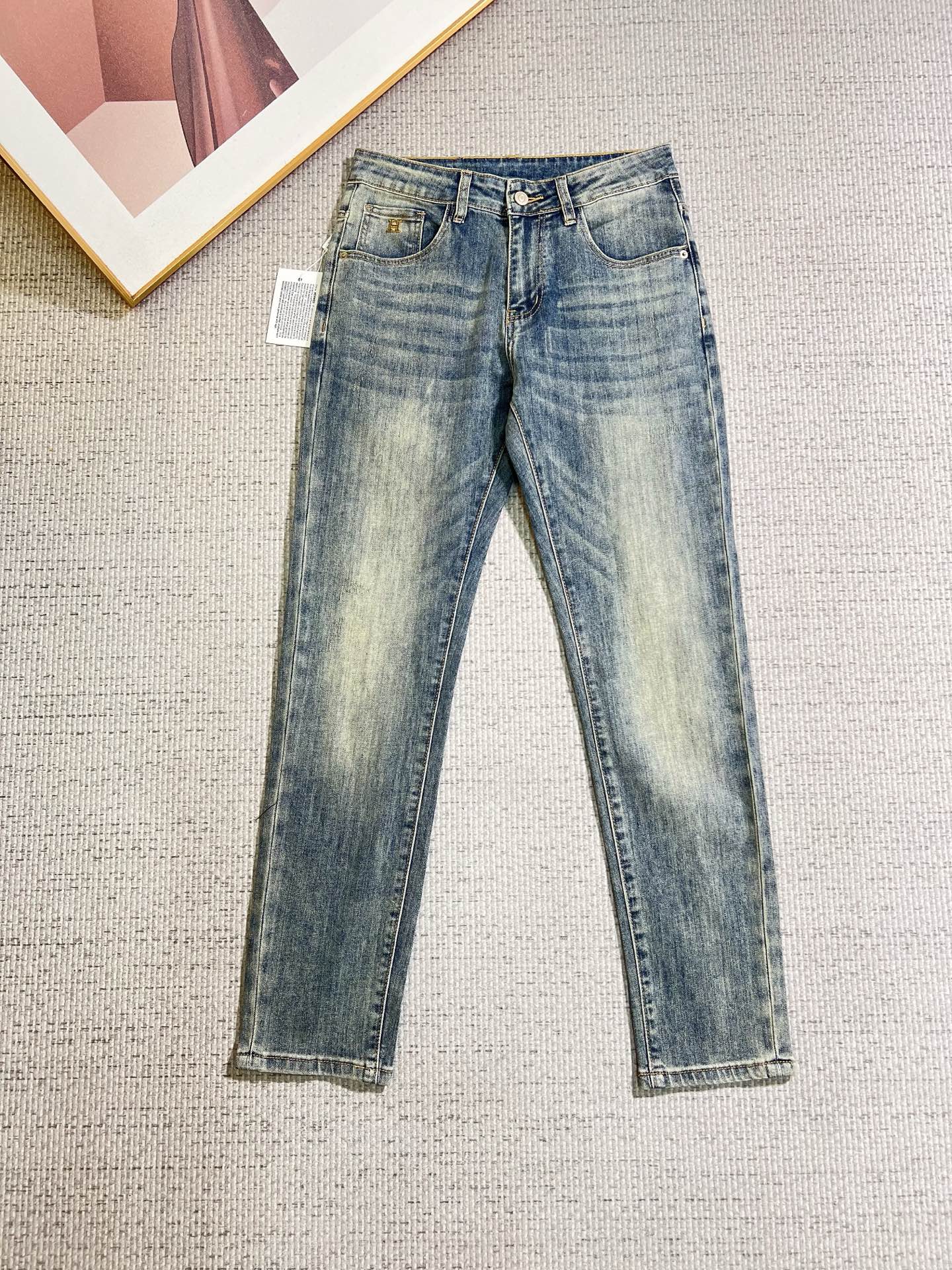 NO:848117,Hermès men's denim jeans, official album and poster outfit style!  High-grade imported denim raw color fabrics are supplied to customers, and the pure 13oz denim fabrics from Okayama, Japan are specially selected. Heavy-duty environmentally friendly plant enzyme washing process is used. The texture has a light retro color, which is quite beautiful and is very suitable for autumn and winter color matching. The fabric is soft and delicate after washing, but has strong bones and a slight stretch, providing an excellent comfortable experience. There is no damage from any technological elements throughout the body, retaining the purest tannin color!  The details throughout the body are perfect, exquisite and sophisticated. The latest leather label on the waist highlights the brand's characteristics. The hardware accessories, leather label and wiring all reflect the craftsmanship!  The silhouette is perfectly tailored and has excellent butt lift and slimming effect. It can be easily matched with any top in the wardrobe. It has wide compatibility and is suitable for various daily wear. The upper body is full of style. It is a must-have trousers for those who are obsessed with quality control and 1V!  Size 29-38 (not 35.37),,hermes,jeans,19860909爱马仕 男士丹宁牛仔裤,官宣画册海报穿搭款！ 客供高级进口的丹宁原色面料,特选日本冈山纯正13oz 盎司牛仔布料,重磅环保植物酵素水洗工艺,肌理有着淡淡的复古色彩,相当漂亮,极符合秋冬的配色,面料经过水洗后柔软细腻,但筋骨感极强,且略带弹力,提供了绝佳的舒适体验,通身无任何工艺元素破坏,保留了最纯粹的丹宁本色！通身细节完美如斯,精湛且考究,最新的腰部皮标彰显了品牌特质,五金配件、皮标、走线无不体现出匠心工艺！版型剪裁完美,提臀修身效果绝佳,可轻松横扫衣橱任何的上装搭配,兼容性广泛,满足于日常各种穿搭,上身型款十足,于品质控及1V迷控者必入型裤装！ 尺码29—38（没35.37）,,hermes,jeans,,Men's clothing