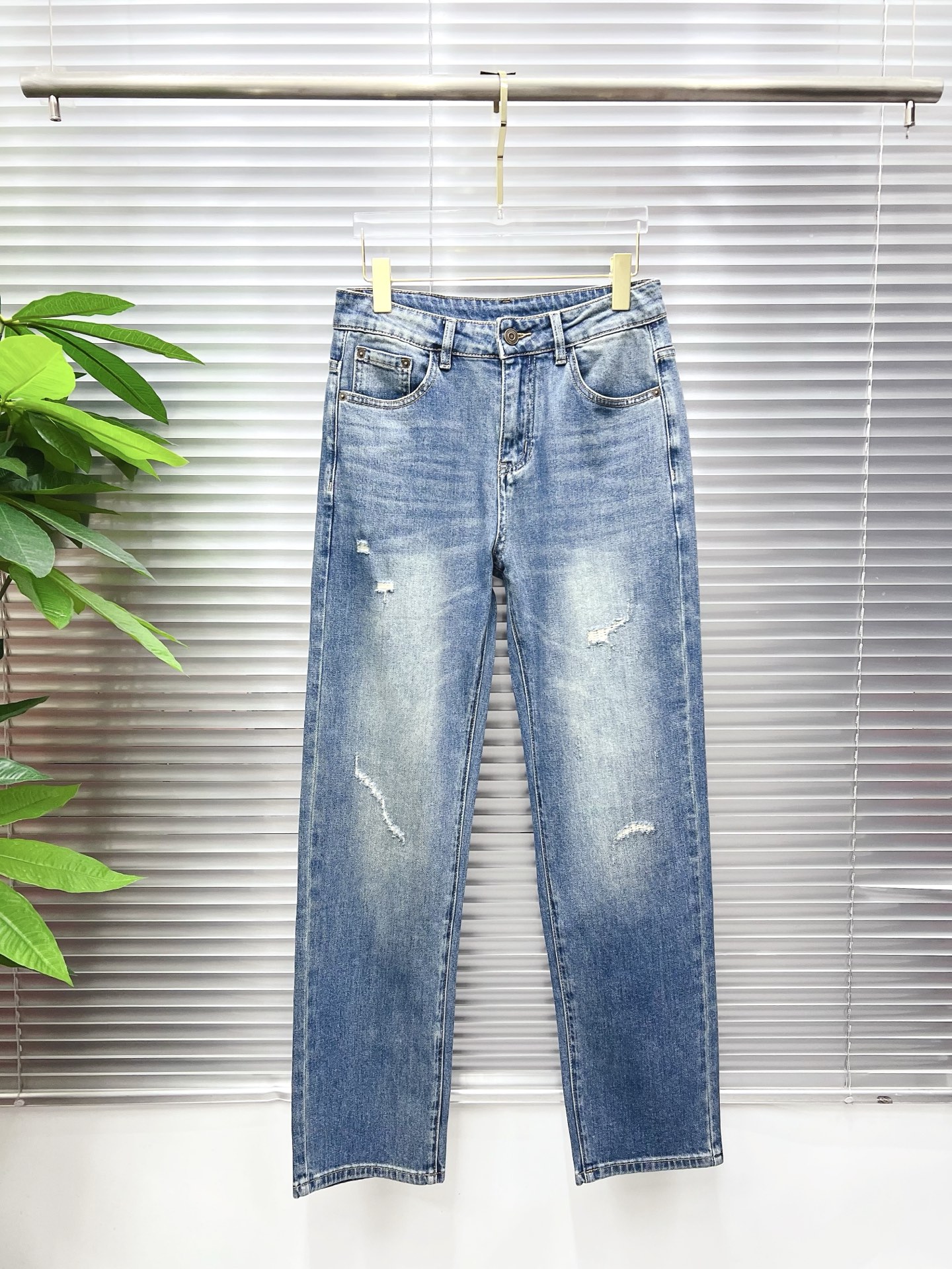 NO:835647,FENDI Fendi Men's Denim Jeans, Official Announcement Album and Poster Style!  High-grade imported denim raw color fabrics are supplied to customers, and the pure 13oz denim fabrics from Okayama, Japan are specially selected. Heavy-duty environmentally friendly plant enzyme washing process is used. The texture has a light retro color, which is quite beautiful and is very suitable for autumn and winter color matching. The fabric is soft and delicate after washing, but has strong bones and a slight stretch, providing an excellent comfortable experience. There is no damage from any technological elements throughout the body, retaining the purest tannin color!  The details throughout the body are perfect, exquisite and sophisticated. The latest leather label on the waist highlights the brand's characteristics. The hardware accessories, leather label and wiring all reflect the craftsmanship!  The silhouette is perfectly tailored and has excellent butt lift and slimming effect. It can be easily matched with any top in the wardrobe. It has wide compatibility and is suitable for various daily wear. The upper body is full of style. It is a must-have trousers for those who are obsessed with quality control and 1V!  Sizes 29-38 (not 35.37),,fendi,fendi,jeans,19860909FENDI 芬迪 男士丹宁牛仔裤,官宣画册海报穿搭款！ 客供高级进口的丹宁原色面料,特选日本冈山纯正13oz 盎司牛仔布料,重磅环保植物酵素水洗工艺,肌理有着淡淡的复古色彩,相当漂亮,极符合秋冬的配色,面料经过水洗后柔软细腻,但筋骨感极强,且略带弹力,提供了绝佳的舒适体验,通身无任何工艺元素破坏,保留了最纯粹的丹宁本色！通身细节完美如斯,精湛且考究,最新的腰部皮标彰显了品牌特质,五金配件、皮标、走线无不体现出匠心工艺！版型剪裁完美,提臀修身效果绝佳,可轻松横扫衣橱任何的上装搭配,兼容性广泛,满足于日常各种穿搭,上身型款十足,于品质控及1V迷控者必入型裤装！ 尺码29—38（没35.37）,,fendi,fendi,jeans,,Men's clothing