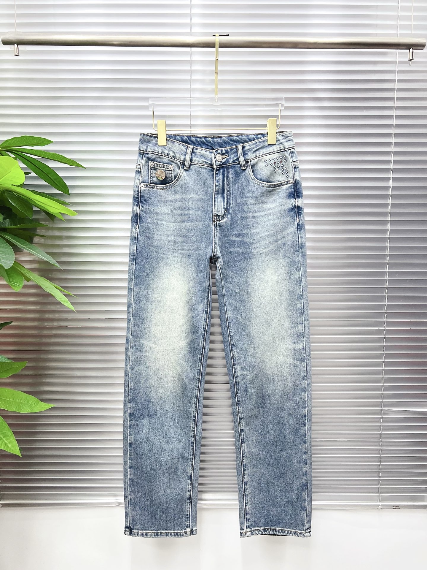 NO:835653,Haggis men's denim jeans, official album and poster style!  High-grade imported denim raw color fabrics are supplied to customers, and the pure 13oz denim fabrics from Okayama, Japan are specially selected. Heavy-duty environmentally friendly plant enzyme washing process is used. The texture has a light retro color, which is quite beautiful and is very suitable for autumn and winter color matching. The fabric is soft and delicate after washing, but has strong bones and a slight stretch, providing an excellent comfortable experience. There is no damage from any technological elements throughout the body, retaining the purest tannin color!  The details throughout the body are perfect, exquisite and sophisticated. The latest leather label on the waist highlights the brand's characteristics. The hardware accessories, leather label and wiring all reflect the craftsmanship!  The silhouette is perfectly tailored and has excellent butt lift and slimming effect. It can be easily matched with any top in the wardrobe. It has wide compatibility and is suitable for various daily wear. The upper body is full of style. It is a must-have trousers for those who are obsessed with quality control and 1V!  Size 29-38 (not 35.37),,jeans,19860909哈吉斯 男士丹宁牛仔裤,官宣画册海报穿搭款！ 客供高级进口的丹宁原色面料,特选日本冈山纯正13oz 盎司牛仔布料,重磅环保植物酵素水洗工艺,肌理有着淡淡的复古色彩,相当漂亮,极符合秋冬的配色,面料经过水洗后柔软细腻,但筋骨感极强,且略带弹力,提供了绝佳的舒适体验,通身无任何工艺元素破坏,保留了最纯粹的丹宁本色！通身细节完美如斯,精湛且考究,最新的腰部皮标彰显了品牌特质,五金配件、皮标、走线无不体现出匠心工艺！版型剪裁完美,提臀修身效果绝佳,可轻松横扫衣橱任何的上装搭配,兼容性广泛,满足于日常各种穿搭,上身型款十足,于品质控及1V迷控者必入型裤装！ 尺码29—38（没35.37）,,jeans,,Men's clothing