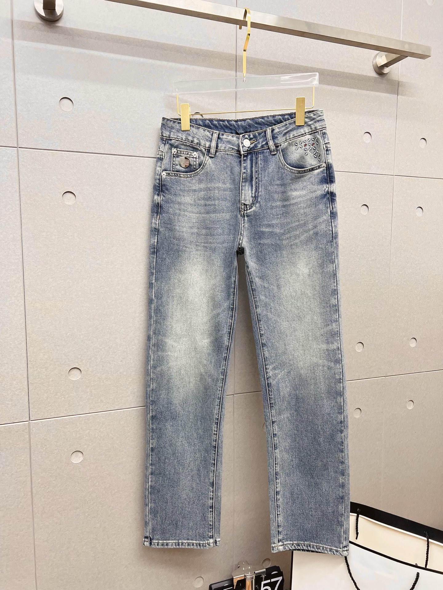 NO:849644,Haggis men's denim jeans, official album and poster style!  High-grade imported denim raw color fabrics are supplied to customers, and the pure 13oz denim fabrics from Okayama, Japan are specially selected. Heavy-duty environmentally friendly plant enzyme washing process is used. The texture has a light retro color, which is quite beautiful and is very suitable for autumn and winter color matching. The fabric is soft and delicate after washing, but has strong bones and a slight stretch, providing an excellent comfortable experience. There is no damage from any technological elements throughout the body, retaining the purest tannin color!  The details throughout the body are perfect, exquisite and sophisticated. The latest leather label on the waist highlights the brand's characteristics. The hardware accessories, leather label and wiring all reflect the craftsmanship!  The silhouette is perfectly tailored and has excellent butt lift and slimming effect. It can be easily matched with any top in the wardrobe. It has wide compatibility and is suitable for various daily wear. The upper body is full of style. It is a must-have trousers for those who are obsessed with quality control and 1V!  Size 29-38 (not 35.37),,jeans,19860909哈吉斯 男士丹宁牛仔裤,官宣画册海报穿搭款！ 客供高级进口的丹宁原色面料,特选日本冈山纯正13oz 盎司牛仔布料,重磅环保植物酵素水洗工艺,肌理有着淡淡的复古色彩,相当漂亮,极符合秋冬的配色,面料经过水洗后柔软细腻,但筋骨感极强,且略带弹力,提供了绝佳的舒适体验,通身无任何工艺元素破坏,保留了最纯粹的丹宁本色！通身细节完美如斯,精湛且考究,最新的腰部皮标彰显了品牌特质,五金配件、皮标、走线无不体现出匠心工艺！版型剪裁完美,提臀修身效果绝佳,可轻松横扫衣橱任何的上装搭配,兼容性广泛,满足于日常各种穿搭,上身型款十足,于品质控及1V迷控者必入型裤装！ 尺码29—38（没35.37）,,jeans,,Men's clothing