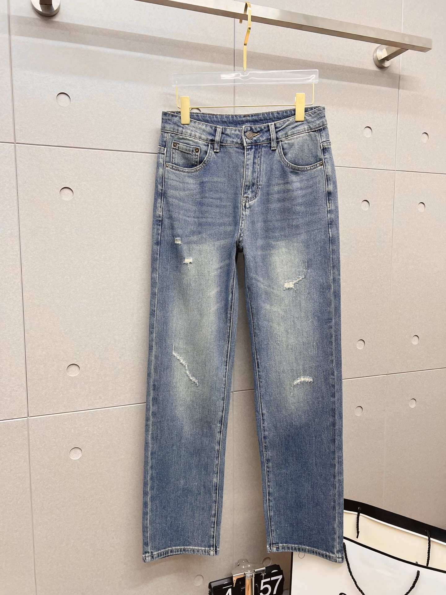 NO:849642,FENDI Fendi Men's Denim Jeans, Official Announcement Album and Poster Style!  High-grade imported denim raw color fabrics are supplied to customers, and the pure 13oz denim fabrics from Okayama, Japan are specially selected. Heavy-duty environmentally friendly plant enzyme washing process is used. The texture has a light retro color, which is quite beautiful and is very suitable for autumn and winter color matching. The fabric is soft and delicate after washing, but has strong bones and a slight stretch, providing an excellent comfortable experience. There is no damage from any technological elements throughout the body, retaining the purest tannin color!  The details throughout the body are perfect, exquisite and sophisticated. The latest leather label on the waist highlights the brand's characteristics. The hardware accessories, leather label and wiring all reflect the craftsmanship!  The silhouette is perfectly tailored and has excellent butt lift and slimming effect. It can be easily matched with any top in the wardrobe. It has wide compatibility and is suitable for various daily wear. The upper body is full of style. It is a must-have trousers for those who are obsessed with quality control and 1V!  Sizes 29-38 (not 35.37),,fendi,fendi,jeans,19860909FENDI 芬迪 男士丹宁牛仔裤,官宣画册海报穿搭款！ 客供高级进口的丹宁原色面料,特选日本冈山纯正13oz 盎司牛仔布料,重磅环保植物酵素水洗工艺,肌理有着淡淡的复古色彩,相当漂亮,极符合秋冬的配色,面料经过水洗后柔软细腻,但筋骨感极强,且略带弹力,提供了绝佳的舒适体验,通身无任何工艺元素破坏,保留了最纯粹的丹宁本色！通身细节完美如斯,精湛且考究,最新的腰部皮标彰显了品牌特质,五金配件、皮标、走线无不体现出匠心工艺！版型剪裁完美,提臀修身效果绝佳,可轻松横扫衣橱任何的上装搭配,兼容性广泛,满足于日常各种穿搭,上身型款十足,于品质控及1V迷控者必入型裤装！ 尺码29—38（没35.37）,,fendi,fendi,jeans,,Men's clothing