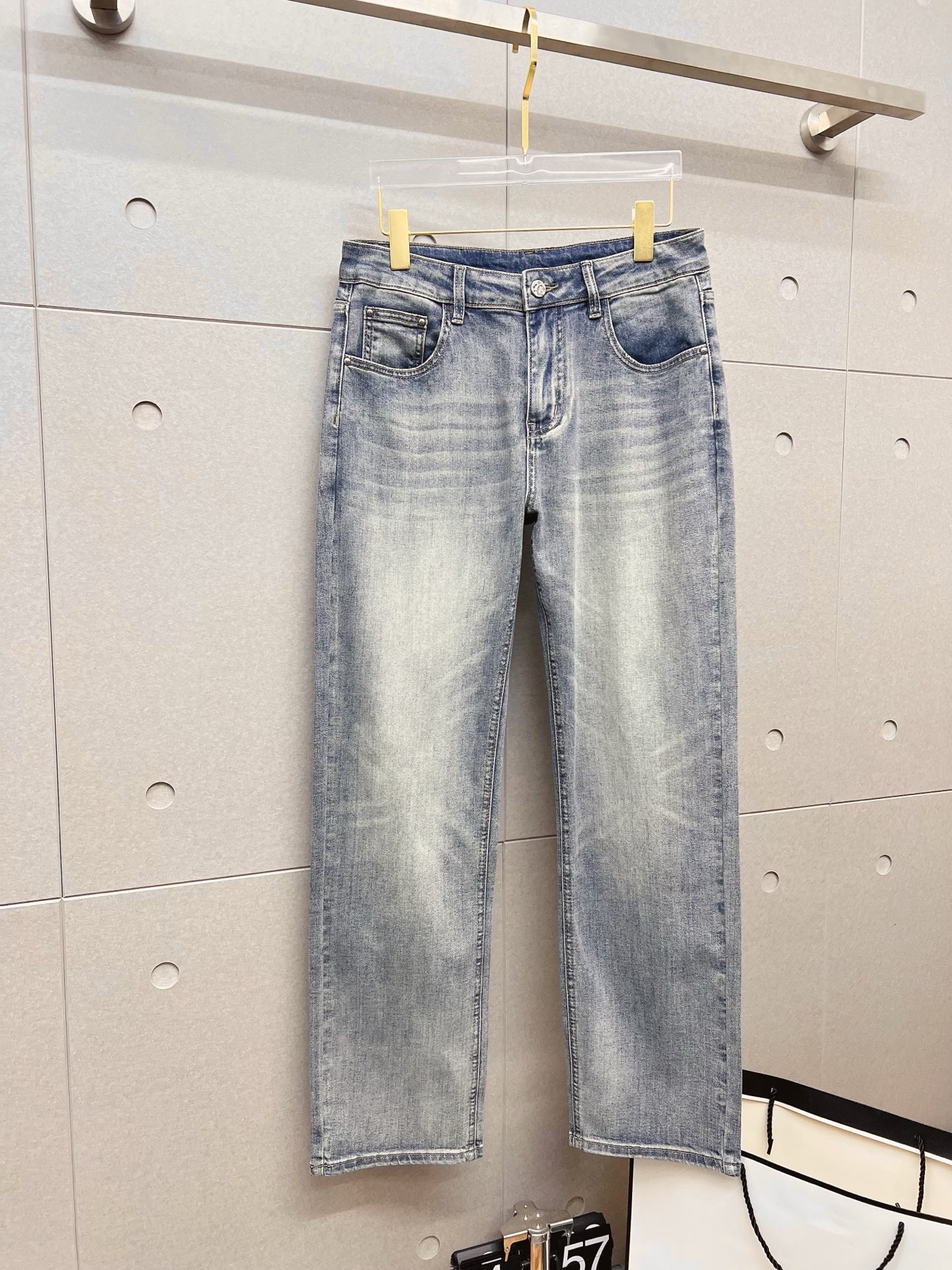 NO:849640,LV men's denim jeans, official album and poster outfit style!  High-grade imported denim raw color fabrics are supplied to customers, and the pure 13oz denim fabrics from Okayama, Japan are specially selected. Heavy-duty environmentally friendly plant enzyme washing process is used. The texture has a light retro color, which is quite beautiful and is very suitable for autumn and winter color matching. The fabric is soft and delicate after washing, but has strong bones and a slight stretch, providing an excellent comfortable experience. There is no damage from any technological elements throughout the body, retaining the purest tannin color!  The details throughout the body are perfect, exquisite and sophisticated. The latest leather label on the waist highlights the brand's characteristics. The hardware accessories, leather label and wiring all reflect the craftsmanship!  The silhouette is perfectly tailored and has excellent butt lift and slimming effect. It can be easily matched with any top in the wardrobe. It has wide compatibility and is suitable for various daily wear. The upper body is full of style. It is a must-have trousers for those who are obsessed with quality control and 1V!  Size 29-38 (not 35.37),,louis vuitton,jeans,19860909LV 男士丹宁牛仔裤,官宣画册海报穿搭款！ 客供高级进口的丹宁原色面料,特选日本冈山纯正13oz 盎司牛仔布料,重磅环保植物酵素水洗工艺,肌理有着淡淡的复古色彩,相当漂亮,极符合秋冬的配色,面料经过水洗后柔软细腻,但筋骨感极强,且略带弹力,提供了绝佳的舒适体验,通身无任何工艺元素破坏,保留了最纯粹的丹宁本色！通身细节完美如斯,精湛且考究,最新的腰部皮标彰显了品牌特质,五金配件、皮标、走线无不体现出匠心工艺！版型剪裁完美,提臀修身效果绝佳,可轻松横扫衣橱任何的上装搭配,兼容性广泛,满足于日常各种穿搭,上身型款十足,于品质控及1V迷控者必入型裤装！ 尺码29—38（没35.37）,,louis vuitton,jeans,,Men's clothing