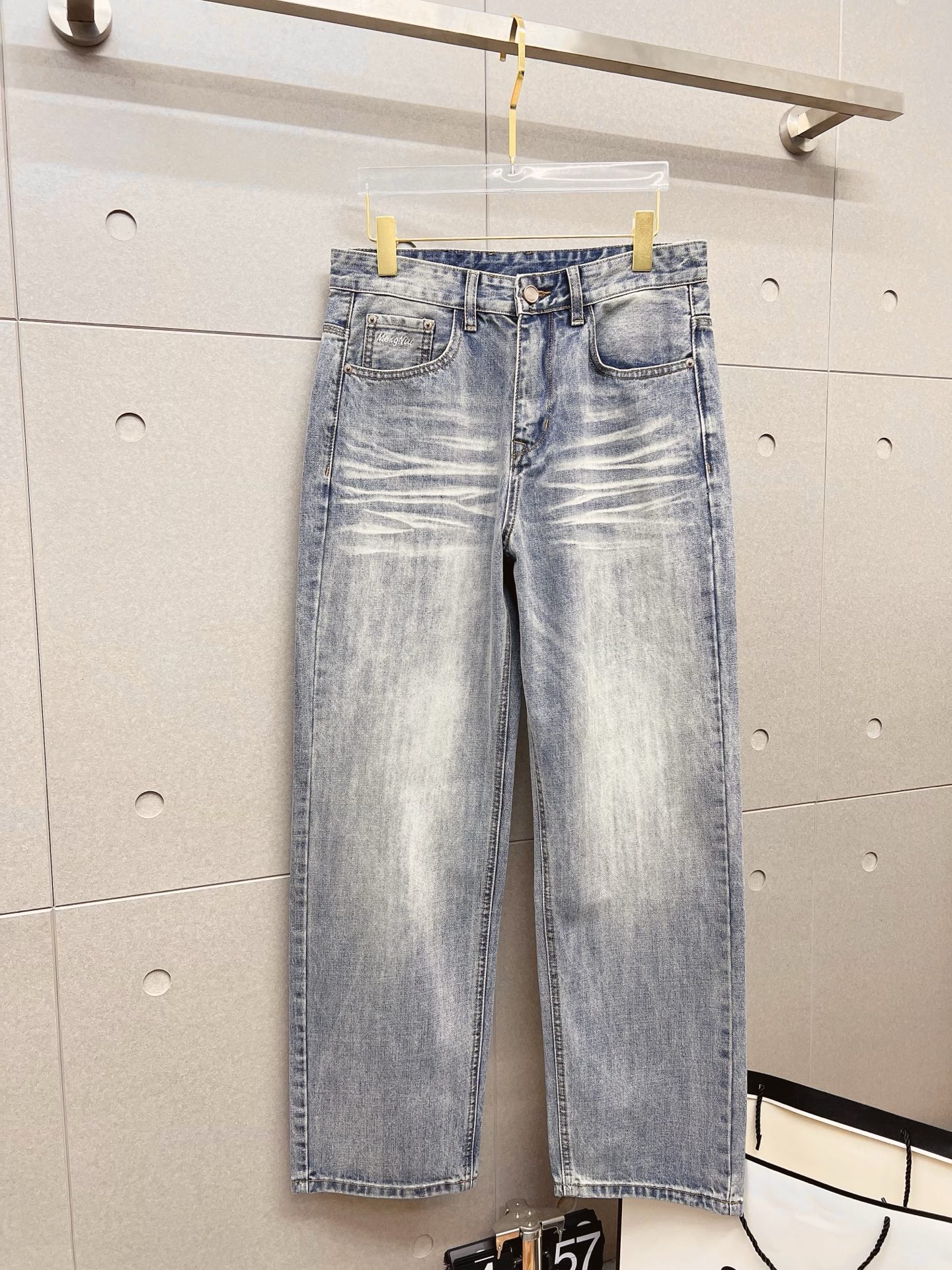 NO:849638,GUCCI men's denim jeans, official album and poster outfit style!  High-grade imported denim raw color fabrics are supplied to customers, and the pure 13oz denim fabrics from Okayama, Japan are specially selected. Heavy-duty environmentally friendly plant enzyme washing process is used. The texture has a light retro color, which is quite beautiful and is very suitable for autumn and winter color matching. The fabric is soft and delicate after washing, but has strong bones and a slight stretch, providing an excellent comfortable experience. There is no damage from any technological elements throughout the body, retaining the purest tannin color!  The details throughout the body are perfect, exquisite and sophisticated. The latest leather label on the waist highlights the brand's characteristics. The hardware accessories, leather label and wiring all reflect the craftsmanship!  The silhouette is perfectly tailored and has excellent butt lift and slimming effect. It can be easily matched with any top in the wardrobe. It has wide compatibility and is suitable for various daily wear. The upper body is full of style. It is a must-have trousers for those who are obsessed with quality control and 1V!  Size 29-38 (not 35.37),,gucci,jeans,19860909GUCCI 古奇 男士丹宁牛仔裤,官宣画册海报穿搭款！ 客供高级进口的丹宁原色面料,特选日本冈山纯正13oz 盎司牛仔布料,重磅环保植物酵素水洗工艺,肌理有着淡淡的复古色彩,相当漂亮,极符合秋冬的配色,面料经过水洗后柔软细腻,但筋骨感极强,且略带弹力,提供了绝佳的舒适体验,通身无任何工艺元素破坏,保留了最纯粹的丹宁本色！通身细节完美如斯,精湛且考究,最新的腰部皮标彰显了品牌特质,五金配件、皮标、走线无不体现出匠心工艺！版型剪裁完美,提臀修身效果绝佳,可轻松横扫衣橱任何的上装搭配,兼容性广泛,满足于日常各种穿搭,上身型款十足,于品质控及1V迷控者必入型裤装！ 尺码29—38（没35.37）,,gucci,jeans,,Men's clothing