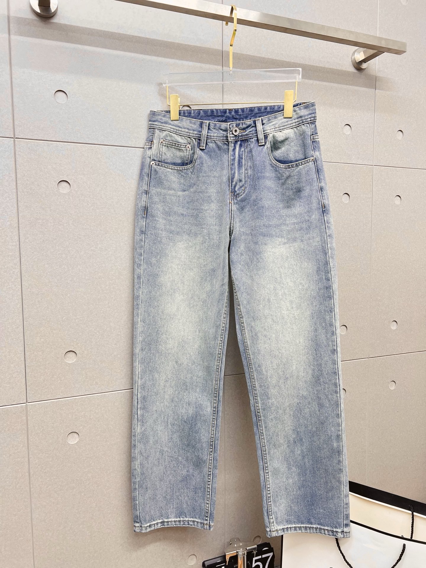 NO:849636,LP men's denim jeans, official album and poster outfit!  High-grade imported denim raw color fabrics are supplied to customers, and the pure 13oz denim fabrics from Okayama, Japan are specially selected. Heavy-duty environmentally friendly plant enzyme washing process is used. The texture has a light retro color, which is quite beautiful and is very suitable for autumn and winter color matching. The fabric is soft and delicate after washing, but has strong bones and a slight stretch, providing an excellent comfortable experience. There is no damage from any technological elements throughout the body, retaining the purest tannin color!  The details throughout the body are perfect, exquisite and sophisticated. The latest leather label on the waist highlights the brand's characteristics. The hardware accessories, leather label and wiring all reflect the craftsmanship!  The silhouette is perfectly tailored and has excellent butt lift and slimming effect. It can be easily matched with any top in the wardrobe. It has wide compatibility and is suitable for various daily wear. The upper body is full of style. It is a must-have trousers for those who are obsessed with quality control and 1V!  Size 29-38 (not 35.37),,loro piana,jeans,19860909LP 男士丹宁牛仔裤,官宣画册海报穿搭款！ 客供高级进口的丹宁原色面料,特选日本冈山纯正13oz 盎司牛仔布料,重磅环保植物酵素水洗工艺,肌理有着淡淡的复古色彩,相当漂亮,极符合秋冬的配色,面料经过水洗后柔软细腻,但筋骨感极强,且略带弹力,提供了绝佳的舒适体验,通身无任何工艺元素破坏,保留了最纯粹的丹宁本色！通身细节完美如斯,精湛且考究,最新的腰部皮标彰显了品牌特质,五金配件、皮标、走线无不体现出匠心工艺！版型剪裁完美,提臀修身效果绝佳,可轻松横扫衣橱任何的上装搭配,兼容性广泛,满足于日常各种穿搭,上身型款十足,于品质控及1V迷控者必入型裤装！ 尺码29—38（没35.37）,,loro piana,jeans,,Men's clothing