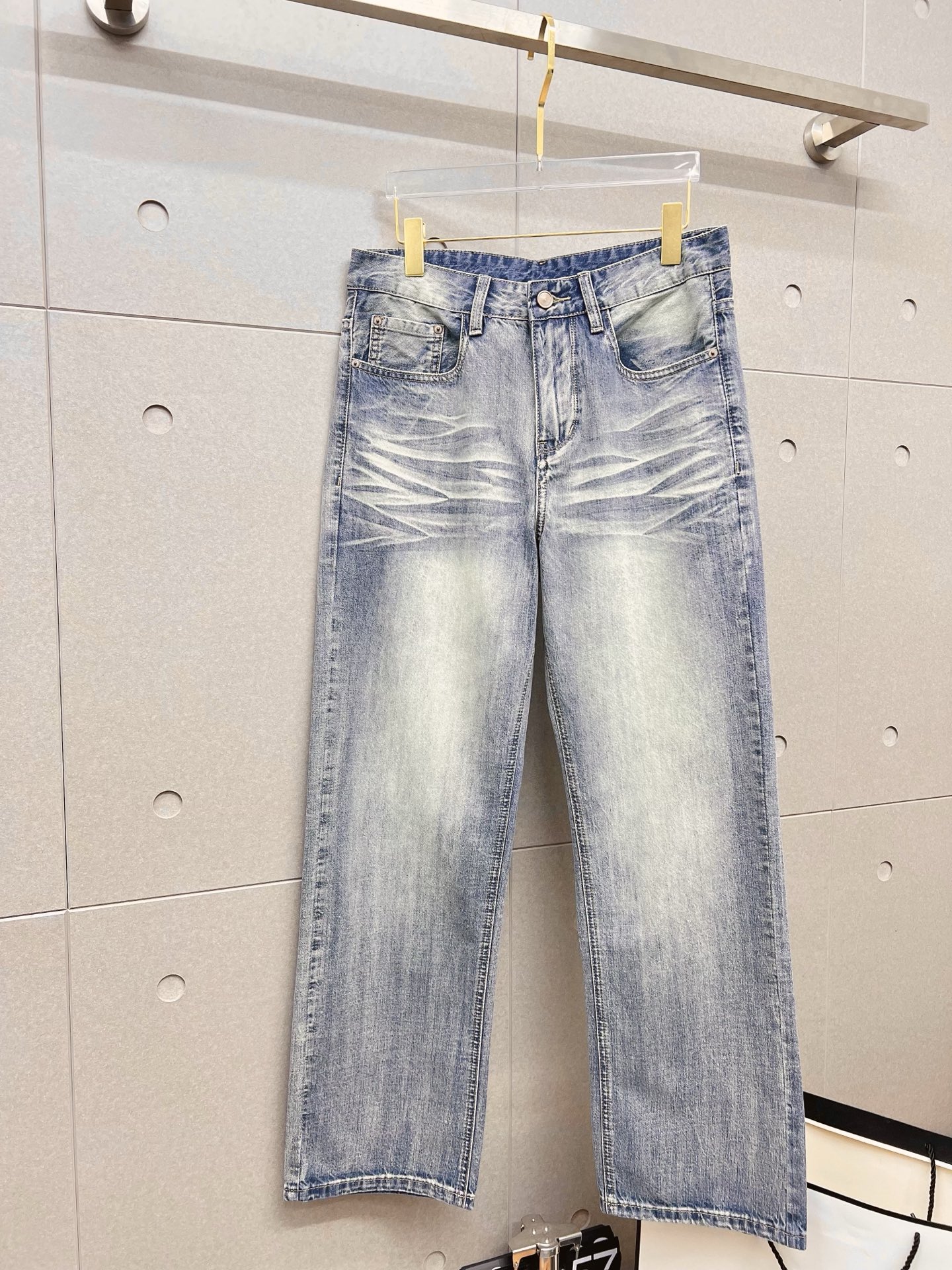NO:849634,FENDI Fendi Men's Denim Jeans, Official Announcement Album and Poster Style!  High-grade imported denim raw color fabrics are supplied to customers, and the pure 13oz denim fabrics from Okayama, Japan are specially selected. Heavy-duty environmentally friendly plant enzyme washing process is used. The texture has a light retro color, which is quite beautiful and is very suitable for autumn and winter color matching. The fabric is soft and delicate after washing, but has strong bones and a slight stretch, providing an excellent comfortable experience. There is no damage from any technological elements throughout the body, retaining the purest tannin color!  The details throughout the body are perfect, exquisite and sophisticated. The latest leather label on the waist highlights the brand's characteristics. The hardware accessories, leather label and wiring all reflect the craftsmanship!  The silhouette is perfectly tailored and has excellent butt lift and slimming effect. It can be easily matched with any top in the wardrobe. It has wide compatibility and is suitable for various daily wear. The upper body is full of style. It is a must-have trousers for those who are obsessed with quality control and 1V!  Sizes 29-38 (not 35.37),,fendi,fendi,jeans,19860909FENDI 芬迪 男士丹宁牛仔裤,官宣画册海报穿搭款！ 客供高级进口的丹宁原色面料,特选日本冈山纯正13oz 盎司牛仔布料,重磅环保植物酵素水洗工艺,肌理有着淡淡的复古色彩,相当漂亮,极符合秋冬的配色,面料经过水洗后柔软细腻,但筋骨感极强,且略带弹力,提供了绝佳的舒适体验,通身无任何工艺元素破坏,保留了最纯粹的丹宁本色！通身细节完美如斯,精湛且考究,最新的腰部皮标彰显了品牌特质,五金配件、皮标、走线无不体现出匠心工艺！版型剪裁完美,提臀修身效果绝佳,可轻松横扫衣橱任何的上装搭配,兼容性广泛,满足于日常各种穿搭,上身型款十足,于品质控及1V迷控者必入型裤装！ 尺码29—38（没35.37）,,fendi,fendi,jeans,,Men's clothing