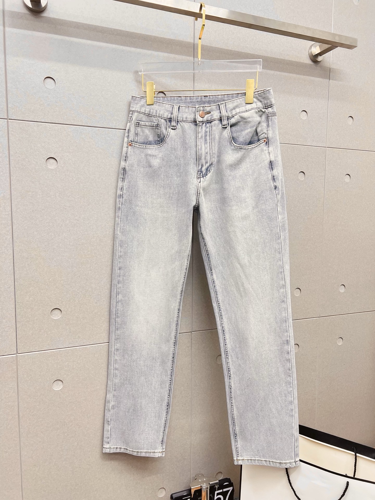 NO:849632,LP men's denim jeans, official album and poster outfit!  High-grade imported denim raw color fabrics are supplied to customers, and the pure 13oz denim fabrics from Okayama, Japan are specially selected. Heavy-duty environmentally friendly plant enzyme washing process is used. The texture has a light retro color, which is quite beautiful and is very suitable for autumn and winter color matching. The fabric is soft and delicate after washing, but has strong bones and a slight stretch, providing an excellent comfortable experience. There is no damage from any technological elements throughout the body, retaining the purest tannin color!  The details throughout the body are perfect, exquisite and sophisticated. The latest leather label on the waist highlights the brand's characteristics. The hardware accessories, leather label and wiring all reflect the craftsmanship!  The silhouette is perfectly tailored and has excellent butt lift and slimming effect. It can be easily matched with any top in the wardrobe. It has wide compatibility and is suitable for various daily wear. The upper body is full of style. It is a must-have trousers for those who are obsessed with quality control and 1V!  Size 29-38 (not 35.37),,loro piana,jeans,19860909LP 男士丹宁牛仔裤,官宣画册海报穿搭款！ 客供高级进口的丹宁原色面料,特选日本冈山纯正13oz 盎司牛仔布料,重磅环保植物酵素水洗工艺,肌理有着淡淡的复古色彩,相当漂亮,极符合秋冬的配色,面料经过水洗后柔软细腻,但筋骨感极强,且略带弹力,提供了绝佳的舒适体验,通身无任何工艺元素破坏,保留了最纯粹的丹宁本色！通身细节完美如斯,精湛且考究,最新的腰部皮标彰显了品牌特质,五金配件、皮标、走线无不体现出匠心工艺！版型剪裁完美,提臀修身效果绝佳,可轻松横扫衣橱任何的上装搭配,兼容性广泛,满足于日常各种穿搭,上身型款十足,于品质控及1V迷控者必入型裤装！ 尺码29—38（没35.37）,,loro piana,jeans,,Men's clothing