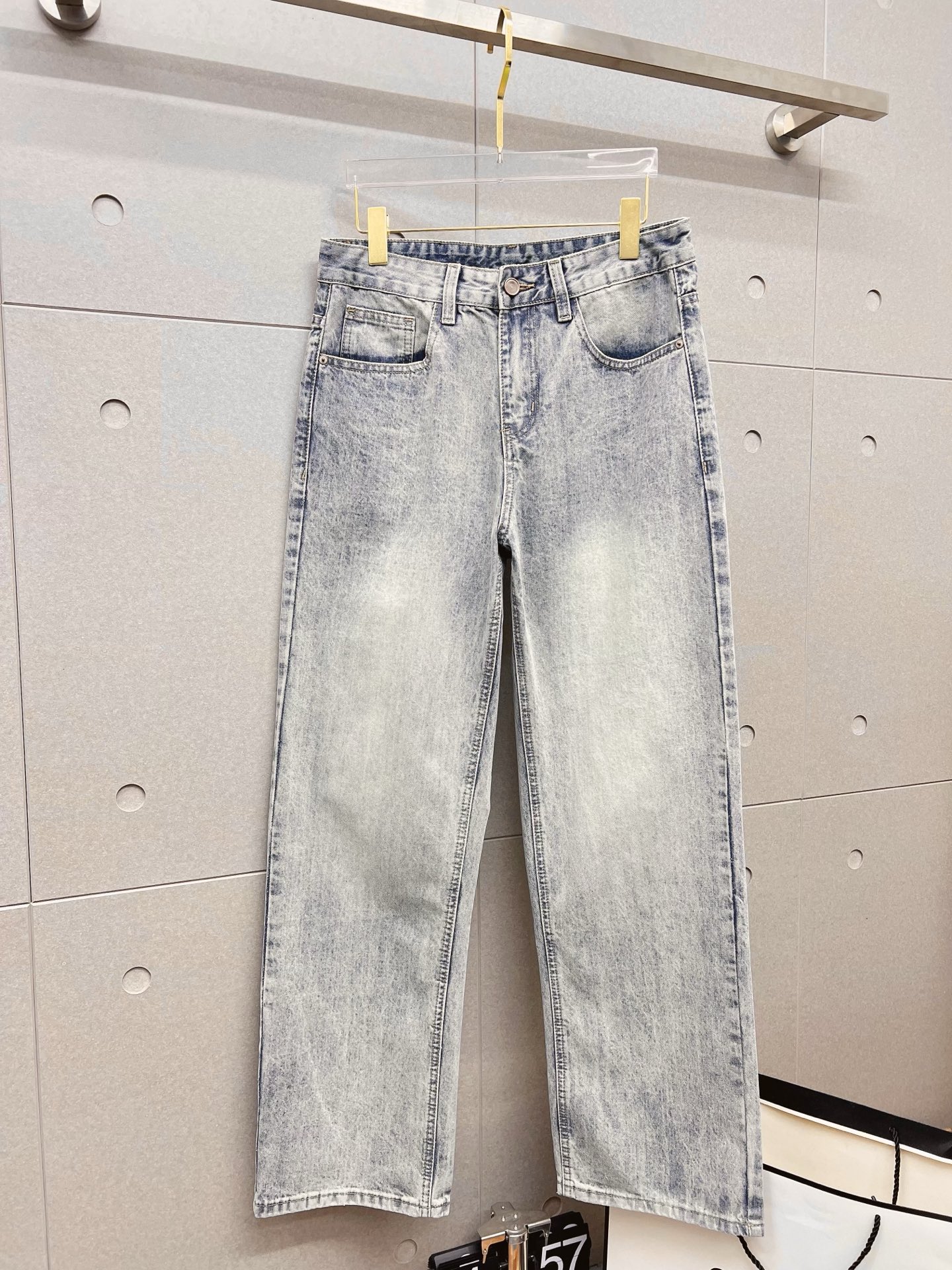 NO:849630,Versace men's denim jeans, official album and poster style!  High-grade imported denim raw color fabrics are supplied to customers, and the pure 13oz denim fabrics from Okayama, Japan are specially selected. Heavy-duty environmentally friendly plant enzyme washing process is used. The texture has a light retro color, which is quite beautiful and is very suitable for autumn and winter color matching. The fabric is soft and delicate after washing, but has strong bones and a slight stretch, providing an excellent comfortable experience. There is no damage from any technological elements throughout the body, retaining the purest tannin color!  The details throughout the body are perfect, exquisite and sophisticated. The latest leather label on the waist highlights the brand's characteristics. The hardware accessories, leather label and wiring all reflect the craftsmanship!  The silhouette is perfectly tailored and has excellent butt lift and slimming effect. It can be easily matched with any top in the wardrobe. It has wide compatibility and is suitable for various daily wear. The upper body is full of style. It is a must-have trousers for those who are obsessed with quality control and 1V!  Sizes 29-38 (not 35.37),,versace,jeans,19860909范思哲 男士丹宁牛仔裤,官宣画册海报穿搭款！ 客供高级进口的丹宁原色面料,特选日本冈山纯正13oz 盎司牛仔布料,重磅环保植物酵素水洗工艺,肌理有着淡淡的复古色彩,相当漂亮,极符合秋冬的配色,面料经过水洗后柔软细腻,但筋骨感极强,且略带弹力,提供了绝佳的舒适体验,通身无任何工艺元素破坏,保留了最纯粹的丹宁本色！通身细节完美如斯,精湛且考究,最新的腰部皮标彰显了品牌特质,五金配件、皮标、走线无不体现出匠心工艺！版型剪裁完美,提臀修身效果绝佳,可轻松横扫衣橱任何的上装搭配,兼容性广泛,满足于日常各种穿搭,上身型款十足,于品质控及1V迷控者必入型裤装！ 尺码29—38（没35.37）,,versace,jeans,,Men's clothing