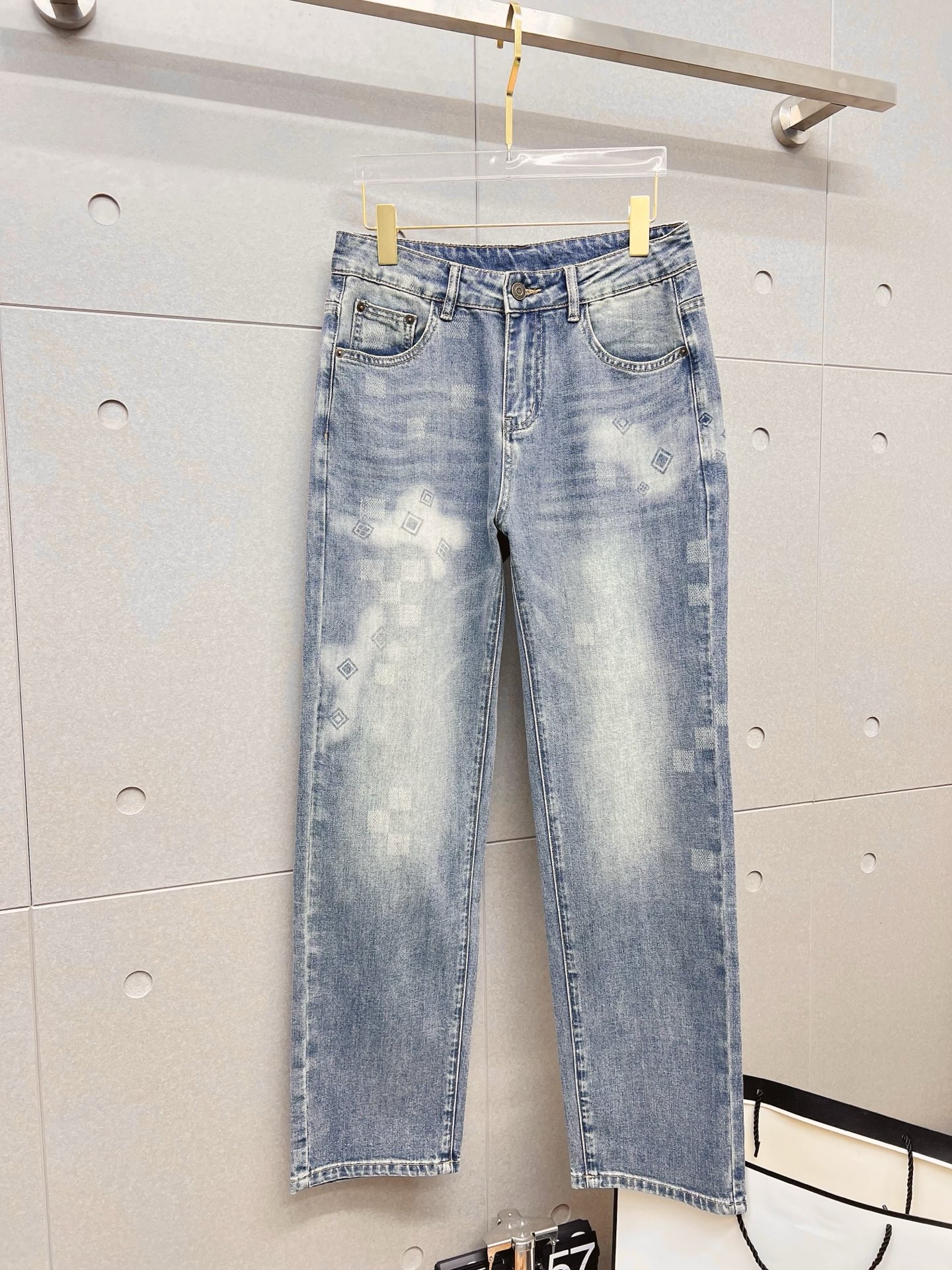 NO:849627,LV men's denim jeans, official album and poster outfit style!  High-grade imported denim raw color fabrics are supplied to customers, and the pure 13oz denim fabrics from Okayama, Japan are specially selected. Heavy-duty environmentally friendly plant enzyme washing process is used. The texture has a light retro color, which is quite beautiful and is very suitable for autumn and winter color matching. The fabric is soft and delicate after washing, but has strong bones and a slight stretch, providing an excellent comfortable experience. There is no damage from any technological elements throughout the body, retaining the purest tannin color!  The details throughout the body are perfect, exquisite and sophisticated. The latest leather label on the waist highlights the brand's characteristics. The hardware accessories, leather label and wiring all reflect the craftsmanship!  The silhouette is perfectly tailored and has excellent butt lift and slimming effect. It can be easily matched with any top in the wardrobe. It has wide compatibility and is suitable for various daily wear. The upper body is full of style. It is a must-have trousers for those who are obsessed with quality control and 1V!  Size 29-38 (not 35.37),,louis vuitton,jeans,19860909LV 男士丹宁牛仔裤,官宣画册海报穿搭款！ 客供高级进口的丹宁原色面料,特选日本冈山纯正13oz 盎司牛仔布料,重磅环保植物酵素水洗工艺,肌理有着淡淡的复古色彩,相当漂亮,极符合秋冬的配色,面料经过水洗后柔软细腻,但筋骨感极强,且略带弹力,提供了绝佳的舒适体验,通身无任何工艺元素破坏,保留了最纯粹的丹宁本色！通身细节完美如斯,精湛且考究,最新的腰部皮标彰显了品牌特质,五金配件、皮标、走线无不体现出匠心工艺！版型剪裁完美,提臀修身效果绝佳,可轻松横扫衣橱任何的上装搭配,兼容性广泛,满足于日常各种穿搭,上身型款十足,于品质控及1V迷控者必入型裤装！ 尺码29—38（没35.37）,,louis vuitton,jeans,,Men's clothing