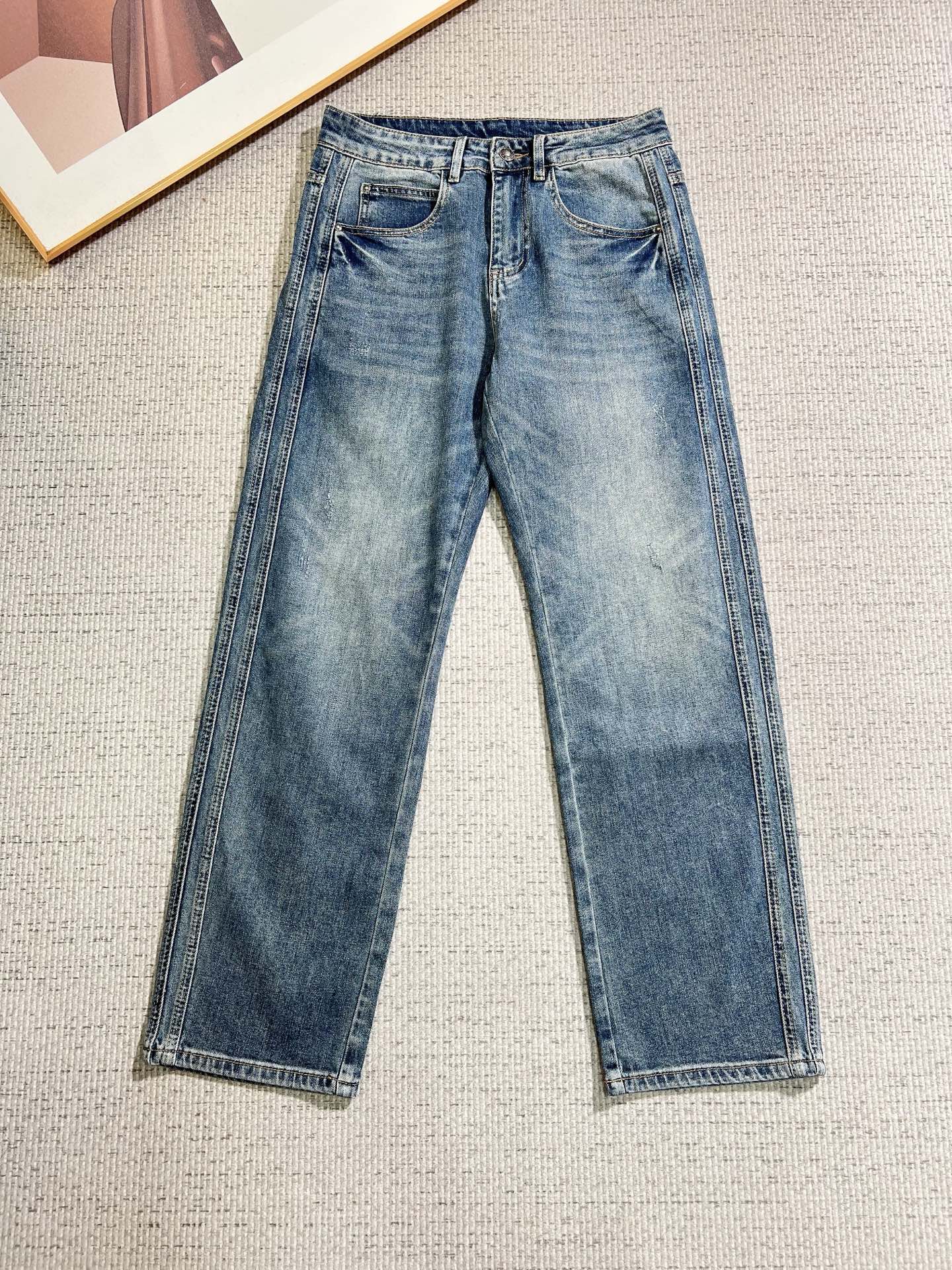 NO:946273,Dior men's jeans, official album and poster style!  High-grade imported denim raw-color fabrics are supplied to customers. The pure 13oz ounce fabrics from Okayama, Japan are specially selected. Heavy-duty environmentally friendly plant enzyme washing process is used. The texture has a light retro color, which is quite beautiful and is very suitable for autumn and winter colors. The fabric is soft and delicate after washing, but has strong bones and a slight elasticity, providing an excellent comfortable experience. There is no damage from any technological elements throughout the body, retaining the purest tannin color!  The details throughout the body are perfect, exquisite and sophisticated. The latest leather label on the waist highlights the brand's characteristics. The hardware accessories, leather label and wiring all reflect the craftsmanship!  The silhouette is perfectly tailored and has excellent butt lift and slimming effect. It can be easily matched with any top in the wardrobe. It has wide compatibility and is suitable for various daily wear. The upper body is full of style. It is a must-have trousers for those who are obsessed with quality control and 1V!  Size 29-38 No 35 37,,dior,dior,jeans,19860909Dior 迪奥 男士牛仔裤,官宣画册海报穿搭款！ 客供高级进口的丹宁原色面料,特选日本冈山纯正13oz 盎司布料,重磅环保植物酵素水洗工艺,肌理有着淡淡的复古色彩,相当漂亮,极符合秋冬的配色,面料经过水洗后柔软细腻,但筋骨感极强,且略带弹力,提供了绝佳的舒适体验,通身无任何工艺元素破坏,保留了最纯粹的丹宁本色！通身细节完美如斯,精湛且考究,最新的腰部皮标彰显了品牌特质,五金配件、皮标、走线无不体现出匠心工艺！版型剪裁完美,提臀修身效果绝佳,可轻松横扫衣橱任何的上装搭配,兼容性广泛,满足于日常各种穿搭,上身型款十足,于品质控及1V迷控者必入型裤装！ 尺码29-38 无35 37,,dior,dior,jeans,,Men's clothing