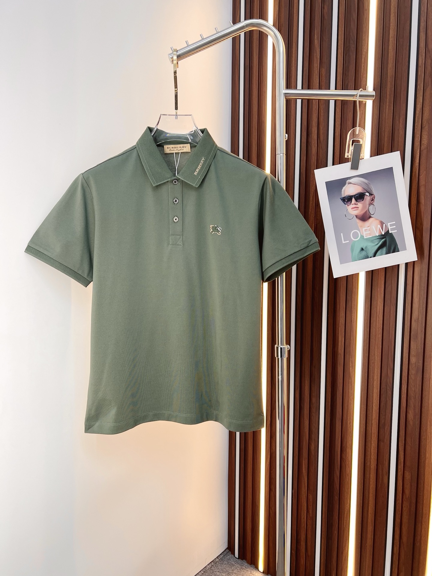 NO:843885,Burberry's latest 2026ss spring and summer lapel short-sleeved T-shirt is now available!  !  2026 new T-shirt, high version special fabric, high weight pure cotton mercerized fabric, comfortable yet wide upper body, embroidery technology, digital printing, flocking technology, same style for men and women, loose version, fine workmanship, comfortable fabric upper body, super handsome upper body M-3XL,, burberry, burberry, T-shirt, tees, t-shirt,19860909Burberry 巴宝莉 2026ss春夏最新款翻领短袖T恤出货啦！！ 2026新款T恤 高版本专用面料 高克重纯棉丝光面料 上身舒适不失挺阔 刺绣工艺、数字印花、植绒工艺,男女同款 宽松版型 做工走线精细 面料上身舒适 超帅上身 M-3XL,,burberry,burberry,T-shirt,tees，t-shirt,,Men's clothing
