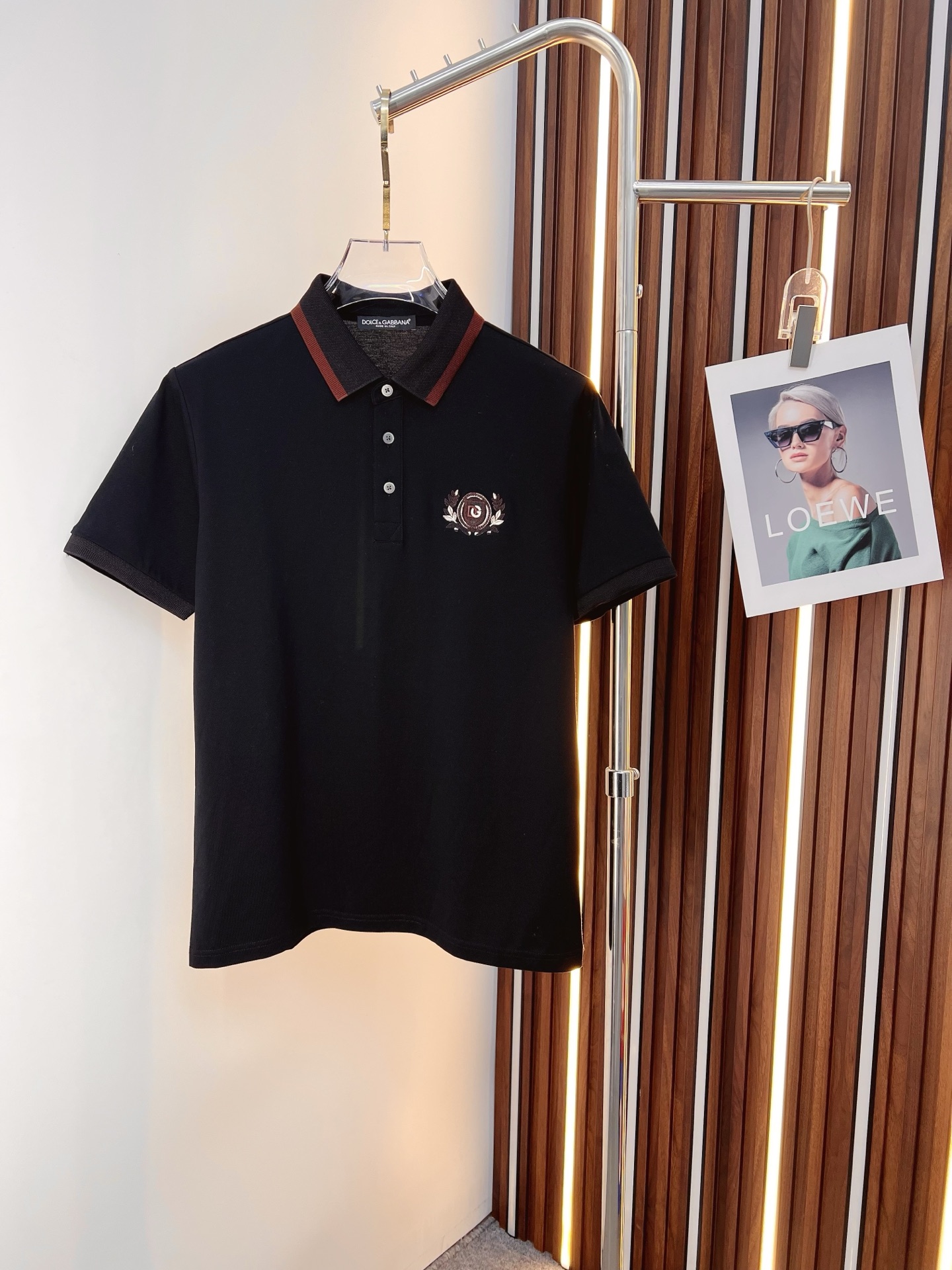 NO:843889,DG's latest 2026ss spring and summer lapel short-sleeved T-shirt is now available!  !  2026 new T-shirt, high version special fabric, high weight pure cotton mercerized fabric, comfortable yet wide upper body, embroidery technology, digital printing, flocking technology, same style for men and women, loose version, fine workmanship, comfortable fabric upper body, super handsome upper body, M-3XL,, T-shirt, tees, t-shirt,19860909DG 2026ss春夏最新款翻领短袖T恤出货啦！！ 2026新款T恤 高版本专用面料 高克重纯棉丝光面料 上身舒适不失挺阔 刺绣工艺、数字印花、植绒工艺,男女同款 宽松版型 做工走线精细 面料上身舒适 超帅上身 M-3XL,,T-shirt,tees，t-shirt,,Men's clothing