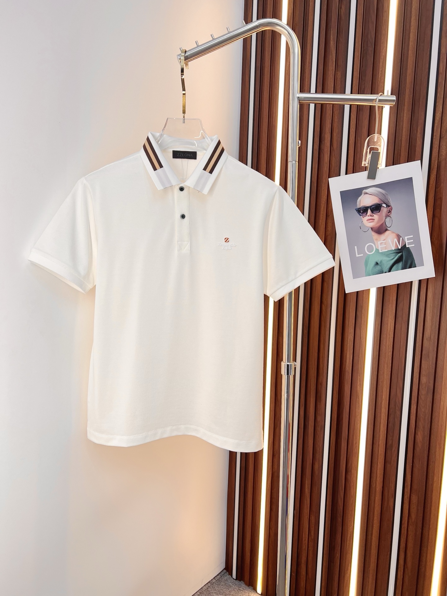 NO:843891,Ermenegildo Zegna's latest 2026ss spring and summer lapel short-sleeved T-shirt is now available!  !  2026 new T-shirt, high version special fabric, high weight pure cotton mercerized fabric, comfortable yet wide upper body, embroidery technology, digital printing, flocking technology, same style for men and women, loose version, fine workmanship, comfortable fabric upper body, super handsome upper body M-3XL,,zegna,T-shirt,tees,t-shirt,19860909杰尼亚 2026ss春夏最新款翻领短袖T恤出货啦！！ 2026新款T恤 高版本专用面料 高克重纯棉丝光面料 上身舒适不失挺阔 刺绣工艺、数字印花、植绒工艺,男女同款 宽松版型 做工走线精细 面料上身舒适 超帅上身 M-3XL,,zegna,T-shirt,tees，t-shirt,,Men's clothing