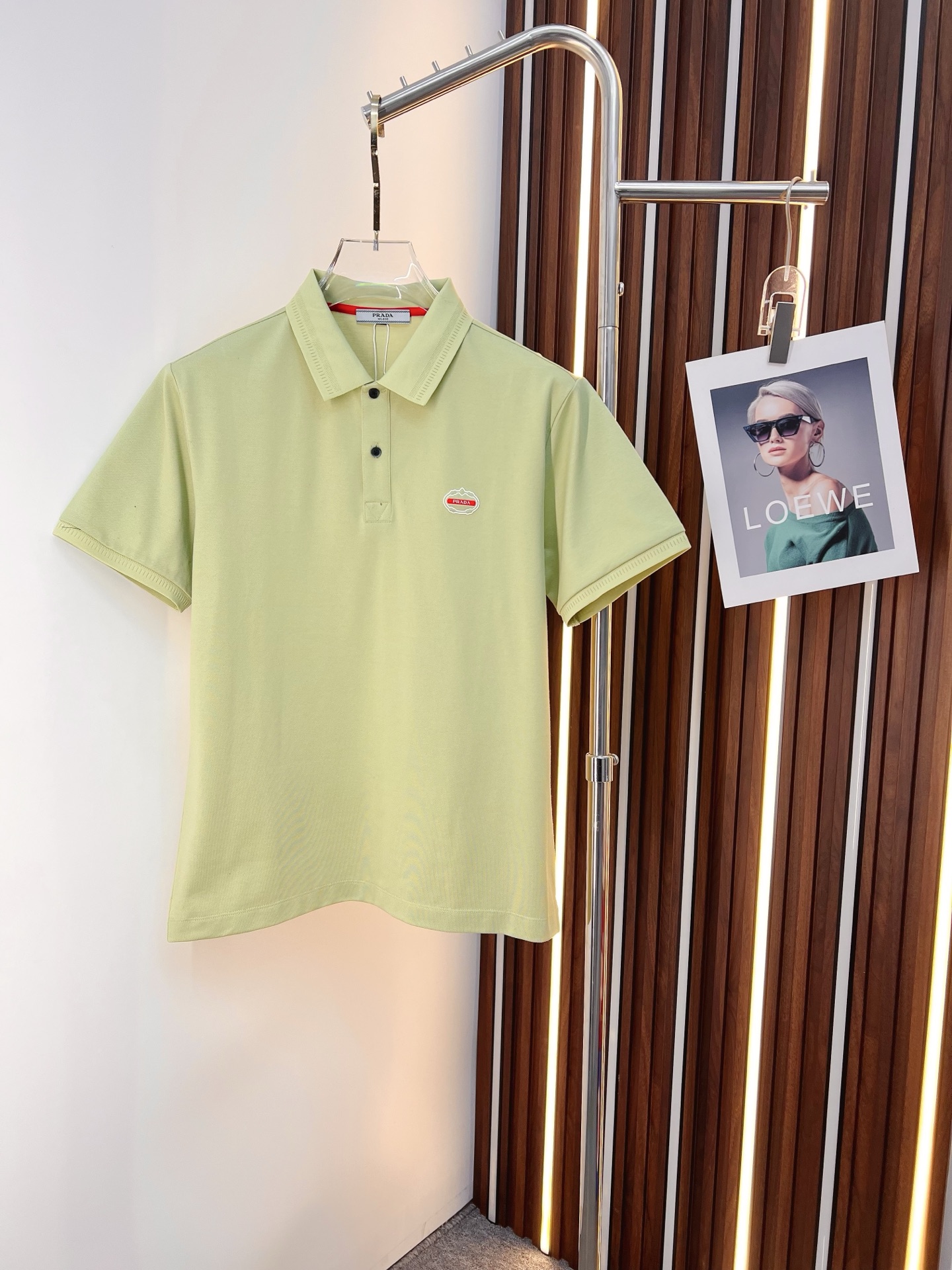 NO:843896,PRADA Prada's latest 2026ss spring and summer lapel short-sleeved T-shirt is now available!  !  2026 new T-shirt, high version special fabric, high weight pure cotton mercerized fabric, comfortable yet wide upper body, embroidery technology, digital printing, flocking technology, same style for men and women, loose version, fine workmanship, comfortable fabric upper body, super handsome upper body M-3XL,, prada, prada, T-shirt, tees, t-shirt,19860909PRADA 普拉达 2026ss春夏最新款翻领短袖T恤出货啦！！ 2026新款T恤 高版本专用面料 高克重纯棉丝光面料 上身舒适不失挺阔 刺绣工艺、数字印花、植绒工艺,男女同款 宽松版型 做工走线精细 面料上身舒适 超帅上身 M-3XL,,prada,prada,T-shirt,tees，t-shirt,,Men's clothing