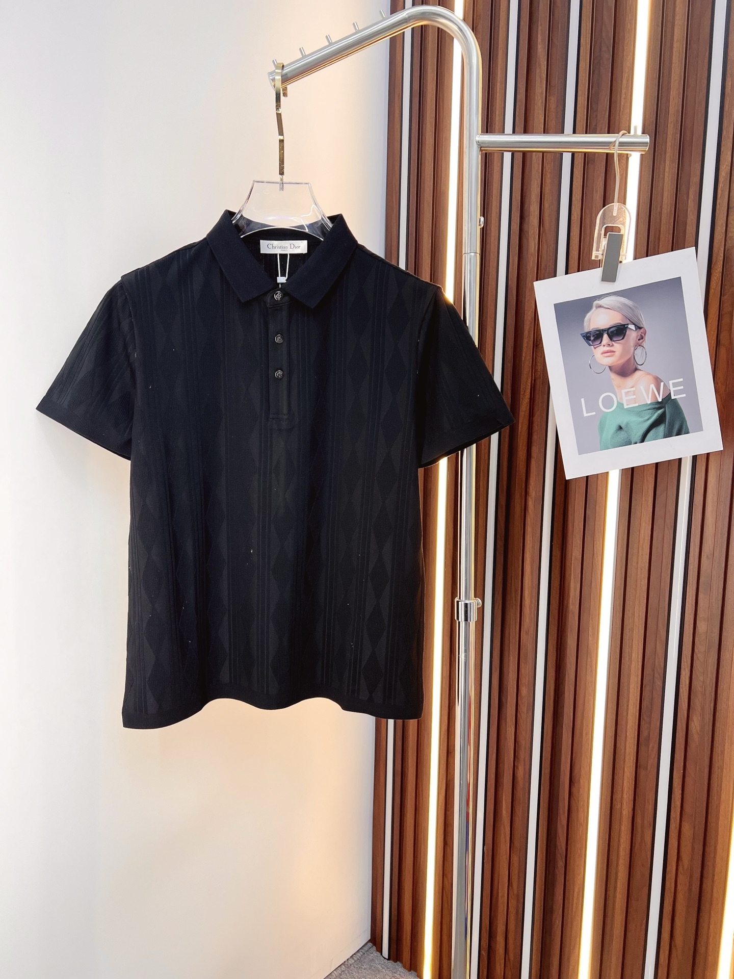 NO:843901,Dior Dior's latest 2026ss spring and summer lapel short-sleeved T-shirt is now available!  !  2026 new T-shirt, high version special fabric, high weight pure cotton mercerized fabric, comfortable yet wide upper body, embroidery technology, digital printing, flocking technology, same style for men and women, loose version, fine workmanship, comfortable fabric upper body, super handsome upper body M-3XL,, dior, dior, T-shirt, tees, t-shirt,19860909Dior 迪奥 2026ss春夏最新款翻领短袖T恤出货啦！！ 2026新款T恤 高版本专用面料 高克重纯棉丝光面料 上身舒适不失挺阔 刺绣工艺、数字印花、植绒工艺,男女同款 宽松版型 做工走线精细 面料上身舒适 超帅上身 M-3XL,,dior,dior,T-shirt,tees，t-shirt,,Men's clothing