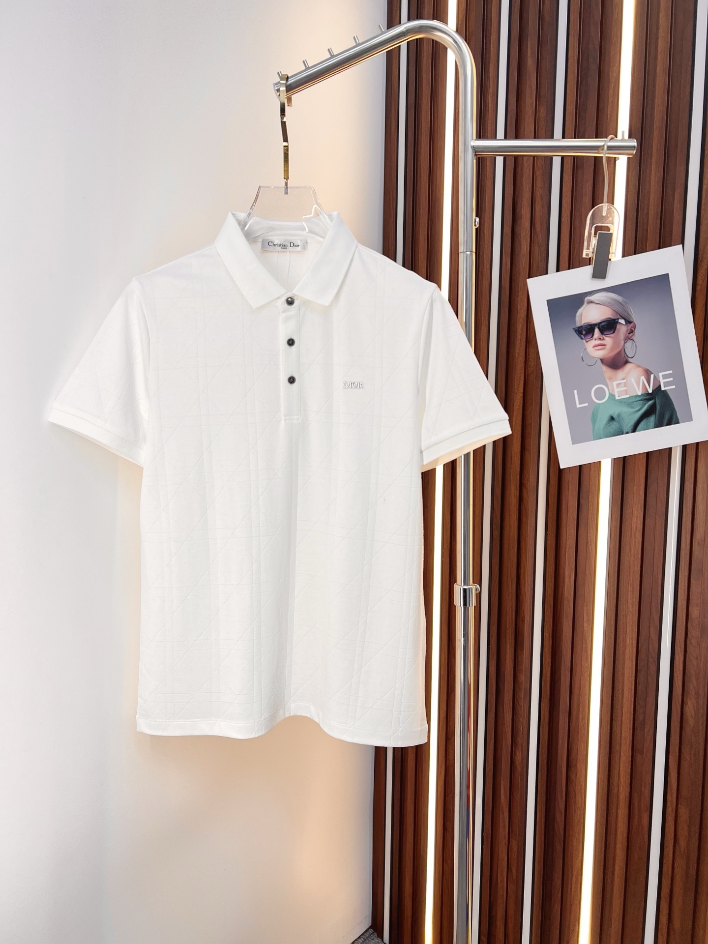 NO:843911,Dior Dior's latest 2026ss spring and summer lapel short-sleeved T-shirt is now available!  !  2026 new T-shirt, high version special fabric, high weight pure cotton mercerized fabric, comfortable yet wide upper body, embroidery technology, digital printing, flocking technology, same style for men and women, loose version, fine workmanship, comfortable fabric upper body, super handsome upper body M-3XL,, dior, dior, T-shirt, tees, t-shirt,19860909Dior 迪奥 2026ss春夏最新款翻领短袖T恤出货啦！！ 2026新款T恤 高版本专用面料 高克重纯棉丝光面料 上身舒适不失挺阔 刺绣工艺、数字印花、植绒工艺,男女同款 宽松版型 做工走线精细 面料上身舒适 超帅上身 M-3XL,,dior,dior,T-shirt,tees，t-shirt,,Men's clothing