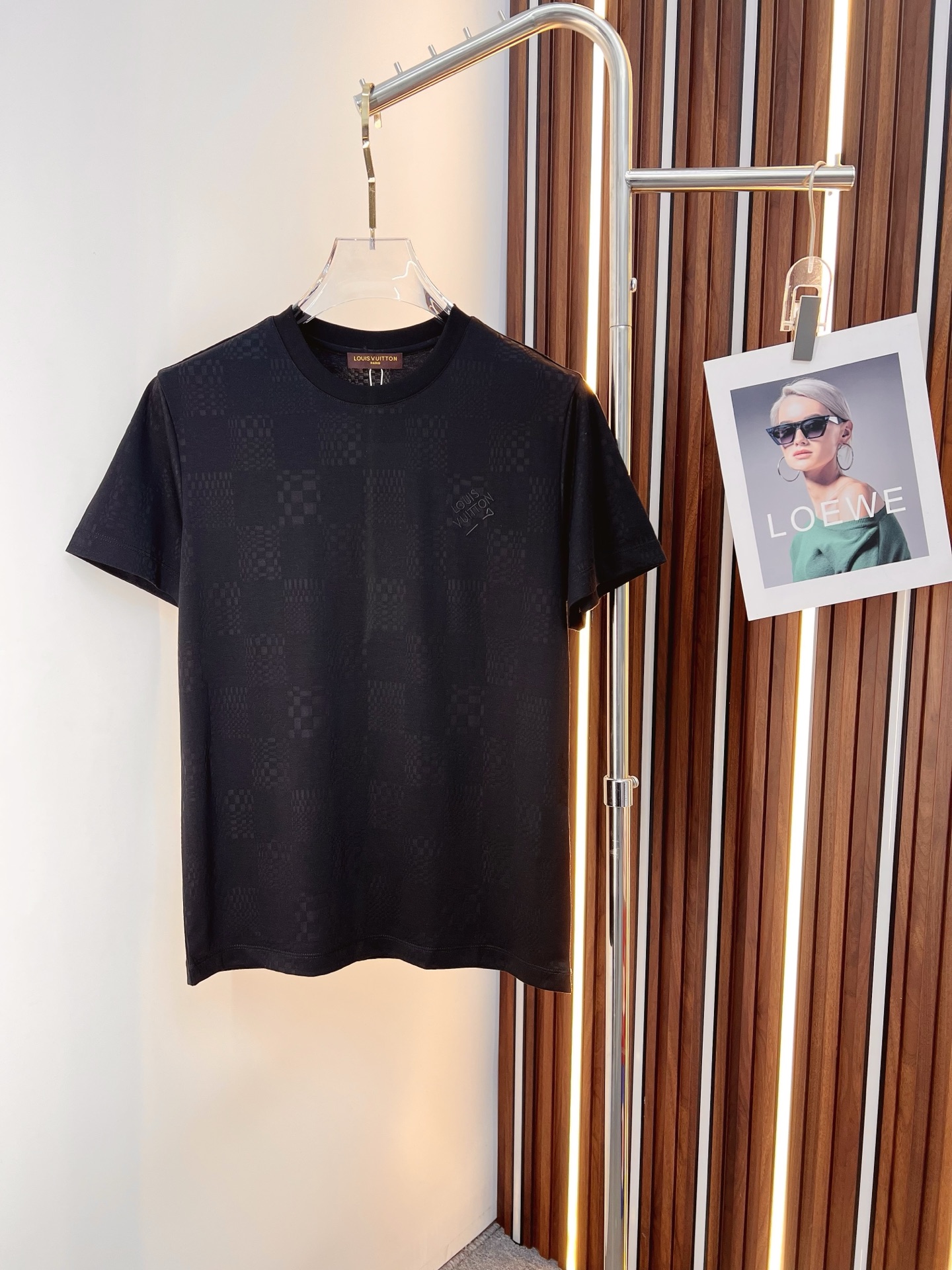 NO:843916,LV’s latest 2026ss spring and summer round neck short-sleeved T-shirt is now available!  !  2026 new T-shirt, high version special fabric, high weight pure cotton mercerized fabric, comfortable yet wide upper body, embroidery technology, digital printing, flocking technology, same style for men and women, loose version, fine workmanship, comfortable fabric upper body, super handsome upper body M-3XL, Louis Vuitton, T-shirt, tees, t-shirt,19860909LV 2026ss春夏最新款圆领短袖T恤出货啦！！ 2026新款T恤 高版本专用面料 高克重纯棉丝光面料 上身舒适不失挺阔 刺绣工艺、数字印花、植绒工艺,男女同款 宽松版型 做工走线精细 面料上身舒适 超帅上身 M-3XL,,louis vuitton,T-shirt,tees，t-shirt,,Men's clothing