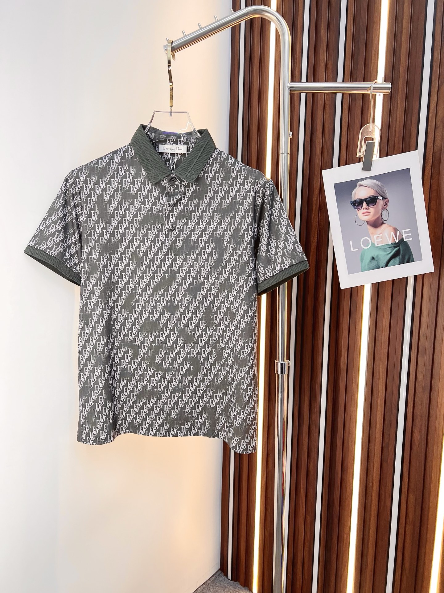 NO:843878,Dior Dior's latest 2026ss spring and summer lapel short-sleeved T-shirt is now available!  !  2026 new T-shirt, high version special fabric, high weight pure cotton mercerized fabric, comfortable yet wide upper body, embroidery technology, digital printing, flocking technology, same style for men and women, loose version, fine workmanship, comfortable fabric upper body, super handsome upper body M-3XL,, dior, dior, T-shirt, tees, t-shirt,19860909Dior 迪奥 2026ss春夏最新款翻领短袖T恤出货啦！！ 2026新款T恤 高版本专用面料 高克重纯棉丝光面料 上身舒适不失挺阔 刺绣工艺、数字印花、植绒工艺,男女同款 宽松版型 做工走线精细 面料上身舒适 超帅上身 M-3XL,,dior,dior,T-shirt,tees，t-shirt,,Men's clothing