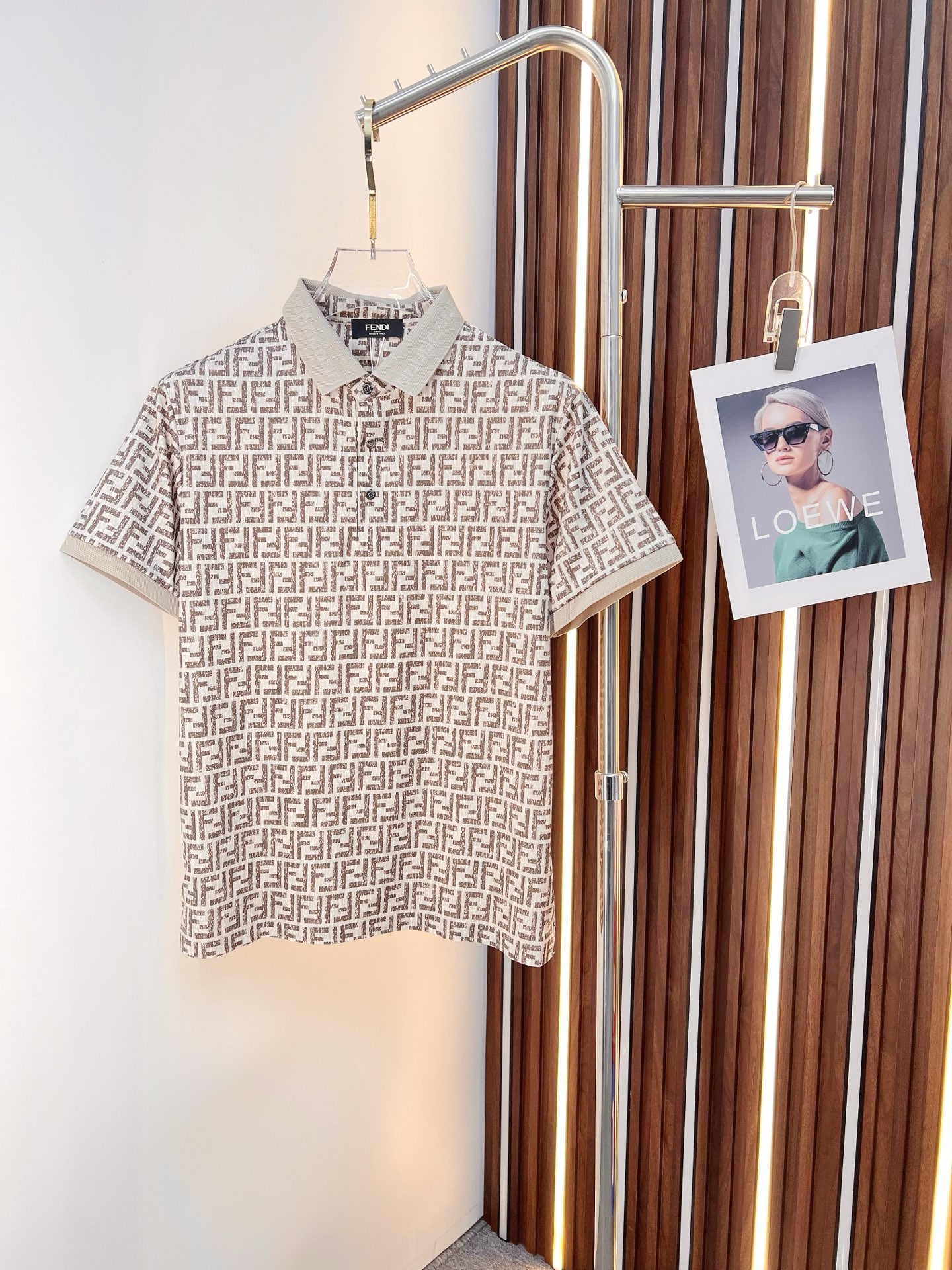 NO:843882,FENDI Fendi's latest 2026ss spring and summer lapel short-sleeved T-shirt is now available!  !  2026 new T-shirt, high version special fabric, high weight pure cotton mercerized fabric, comfortable yet wide upper body, embroidery technology, digital printing, flocking technology, same style for men and women, loose version, fine workmanship, comfortable fabric upper body, super handsome upper body M-3XL,,fendi,fendi,T-shirt,tees,t-shirt,19860909FENDI 芬迪 2026ss春夏最新款翻领短袖T恤出货啦！！ 2026新款T恤 高版本专用面料 高克重纯棉丝光面料 上身舒适不失挺阔 刺绣工艺、数字印花、植绒工艺,男女同款 宽松版型 做工走线精细 面料上身舒适 超帅上身 M-3XL,,fendi,fendi,T-shirt,tees，t-shirt,,Men's clothing