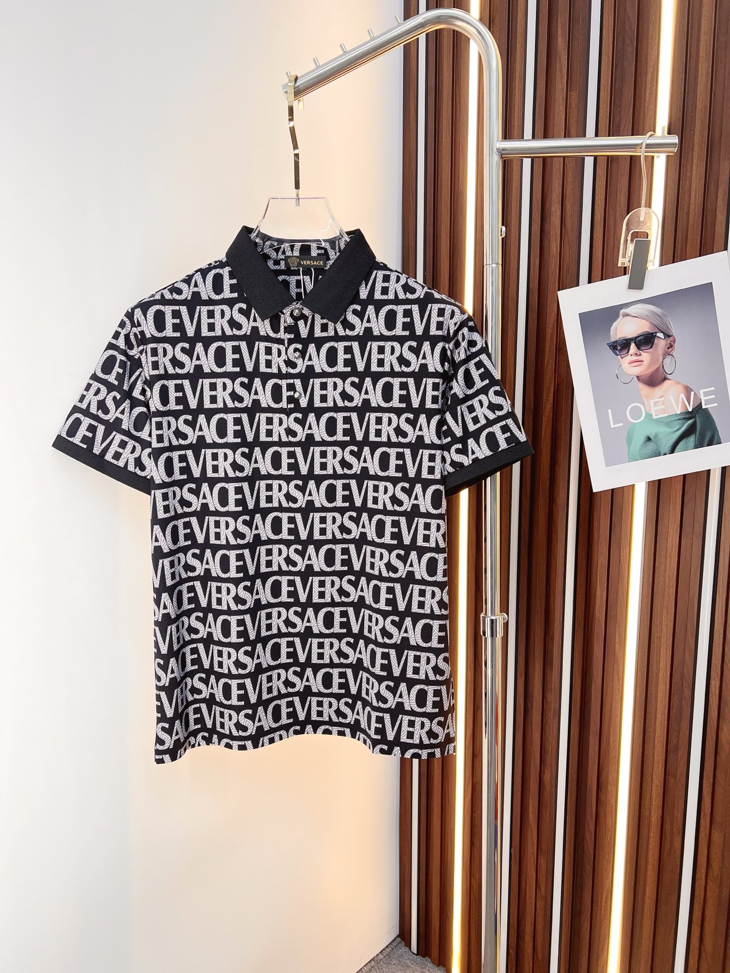 NO:843886,Versace's latest 2026ss spring and summer lapel short-sleeved T-shirt is now available!  !  2026 new T-shirt, high version special fabric, high weight pure cotton mercerized fabric, comfortable yet wide upper body, embroidery technology, digital printing, flocking technology, same style for men and women, loose version, fine workmanship, comfortable fabric upper body, super handsome upper body M-3XL,,versace,T-shirt,tees,t-shirt,19860909范思哲 2026ss春夏最新款翻领短袖T恤出货啦！！ 2026新款T恤 高版本专用面料 高克重纯棉丝光面料 上身舒适不失挺阔 刺绣工艺、数字印花、植绒工艺,男女同款 宽松版型 做工走线精细 面料上身舒适 超帅上身 M-3XL,,versace,T-shirt,tees，t-shirt,,Men's clothing