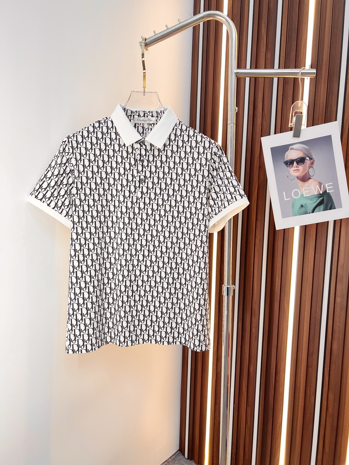 NO:843892,Dior Dior's latest 2026ss spring and summer lapel short-sleeved T-shirt is now available!  !  2026 new T-shirt, high version special fabric, high weight pure cotton mercerized fabric, comfortable yet wide upper body, embroidery technology, digital printing, flocking technology, same style for men and women, loose version, fine workmanship, comfortable fabric upper body, super handsome upper body M-3XL,, dior, dior, T-shirt, tees, t-shirt,19860909Dior 迪奥 2026ss春夏最新款翻领短袖T恤出货啦！！ 2026新款T恤 高版本专用面料 高克重纯棉丝光面料 上身舒适不失挺阔 刺绣工艺、数字印花、植绒工艺,男女同款 宽松版型 做工走线精细 面料上身舒适 超帅上身 M-3XL,,dior,dior,T-shirt,tees，t-shirt,,Men's clothing