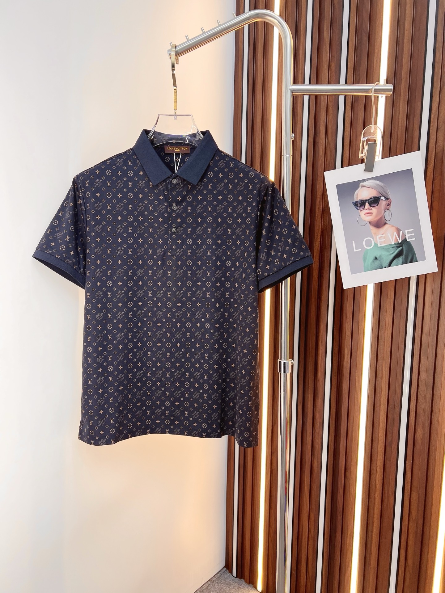 NO:843890,LV’s latest 2026ss spring and summer lapel short-sleeved T-shirt is now available!  !  2026 new T-shirt, high version special fabric, high weight pure cotton mercerized fabric, comfortable yet wide upper body, embroidery technology, digital printing, flocking technology, same style for men and women, loose version, fine workmanship, comfortable fabric upper body, super handsome upper body M-3XL, Louis Vuitton, T-shirt, tees, t-shirt,19860909LV 2026ss春夏最新款翻领短袖T恤出货啦！！ 2026新款T恤 高版本专用面料 高克重纯棉丝光面料 上身舒适不失挺阔 刺绣工艺、数字印花、植绒工艺,男女同款 宽松版型 做工走线精细 面料上身舒适 超帅上身 M-3XL,,louis vuitton,T-shirt,tees，t-shirt,,Men's clothing