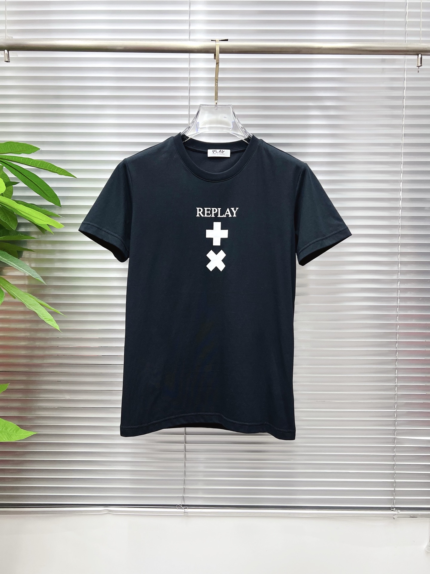 NO:846557,PLAY 2026 new summer short-sleeved T-shirt, the exclusive first release of the personalized art series on the entire network. The versatile style has perfect details and the pure cotton fabric is very exquisite. The original fabric is the same high version as the Internet celebrity star. The high-quality feel is very comfortable, fashionable and personalized. A super versatile and good-looking one. Size M-3XL,, T-shirt, tees, t-shirt,19860909PLAY 2026夏季新款短袖T恤,个性艺术系列全网独家首发 百搭款细节处理完美纯棉面料十分精致 原版面料 网红明星同款高版本 高品质手感非常舒服 时尚又个性 超级百搭好看的一款.码数M-3XL,,T-shirt,tees，t-shirt,,Men's clothing