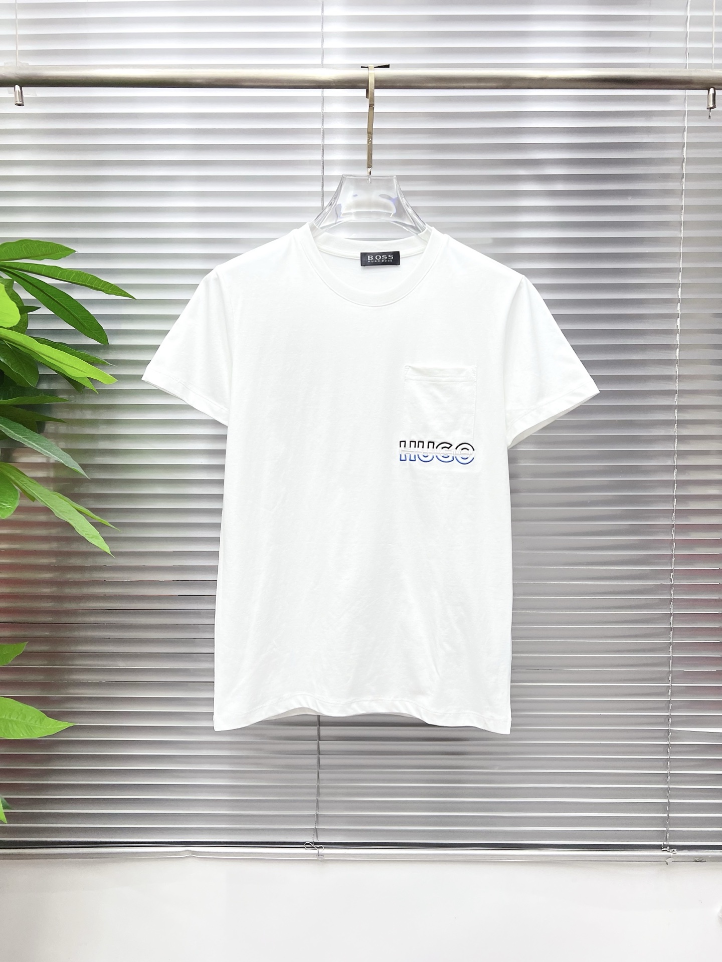 NO:846560,BOSS 2026 new summer short-sleeved T-shirt, the exclusive debut of the personalized art series on the entire network. The versatile style has perfect details and the pure cotton fabric is very exquisite. The original fabric is the same high version as the Internet celebrity star. The high-quality feel is very comfortable, fashionable and personalized. A super versatile and good-looking one. Size M-3XL,, T-shirt, tees, t-shirt,19860909BOSS 2026夏季新款短袖T恤,个性艺术系列全网独家首发 百搭款细节处理完美纯棉面料十分精致 原版面料 网红明星同款高版本 高品质手感非常舒服 时尚又个性 超级百搭好看的一款.码数M-3XL,,T-shirt,tees，t-shirt,,Men's clothing