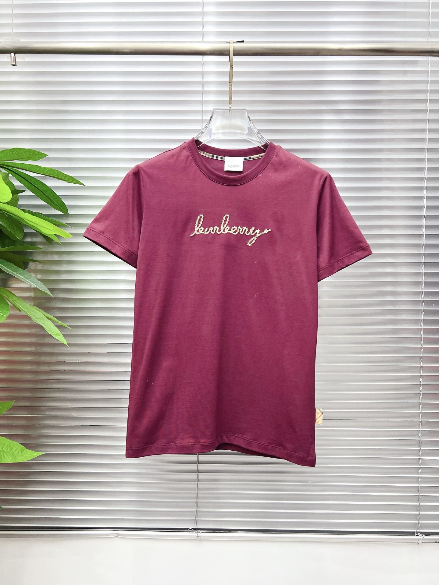 NO:846563,Burberry 2026 new summer short-sleeved T-shirt, the exclusive debut of the personalized art series on the entire network. The versatile details are perfectly processed and the pure cotton fabric is very exquisite. The original fabric is the same high version as the Internet celebrity star. The high-quality feel is very comfortable, fashionable and personalized. A super versatile and good-looking one. Size M-3XL,, burberry, burberry, T-shirt, tees, t-shirt,19860909Burberry 巴宝莉 2026夏季新款短袖T恤,个性艺术系列全网独家首发 百搭款细节处理完美纯棉面料十分精致 原版面料 网红明星同款高版本 高品质手感非常舒服 时尚又个性 超级百搭好看的一款.码数M-3XL,,burberry,burberry,T-shirt,tees，t-shirt,,Men's clothing