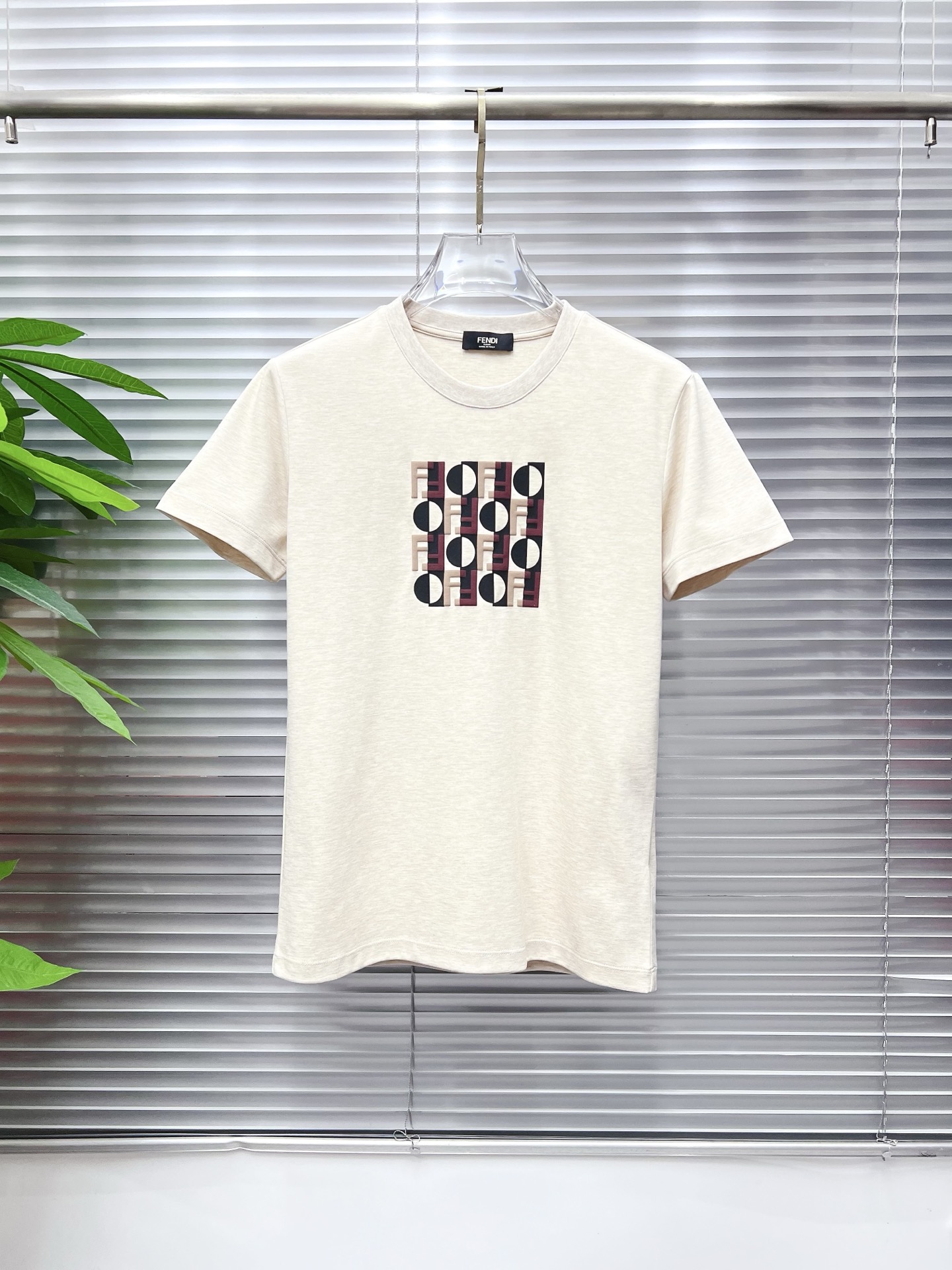NO:846540,FENDI Fendi 2026 new summer short-sleeved T-shirt, the exclusive debut of the personalized art series on the entire network. The versatile details are perfectly processed and the pure cotton fabric is very exquisite. The original fabric is the same high version of the Internet celebrity star. The high-quality feel is very comfortable, fashionable and personalized. A super versatile and good-looking one. Size M-3XL,,fendi,fendi,T-shirt,tees,t-shirt,19860909FENDI 芬迪 2026夏季新款短袖T恤,个性艺术系列全网独家首发 百搭款细节处理完美纯棉面料十分精致 原版面料 网红明星同款高版本 高品质手感非常舒服 时尚又个性 超级百搭好看的一款.码数M-3XL,,fendi,fendi,T-shirt,tees，t-shirt,,Men's clothing
