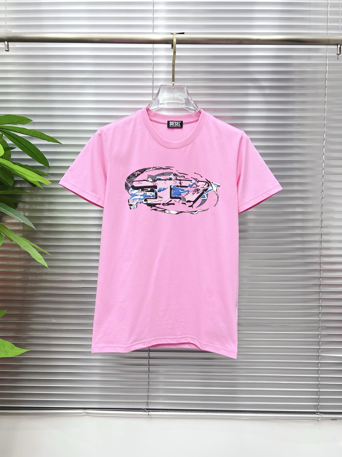 NO:846543,Diesel's 2026 new summer short-sleeved T-shirt, the exclusive first release of the personalized art series on the entire network. The versatile style has perfectly processed details. The pure cotton fabric is very exquisite. The original fabric is the same high version as the Internet celebrity star. The high quality feels very comfortable, fashionable and personalized. A super versatile and good-looking one. Size M-3XL,, T-shirt, tees, t-shirt,19860909迪赛 2026夏季新款短袖T恤,个性艺术系列全网独家首发 百搭款细节处理完美纯棉面料十分精致 原版面料 网红明星同款高版本 高品质手感非常舒服 时尚又个性 超级百搭好看的一款.码数M-3XL,,T-shirt,tees，t-shirt,,Men's clothing