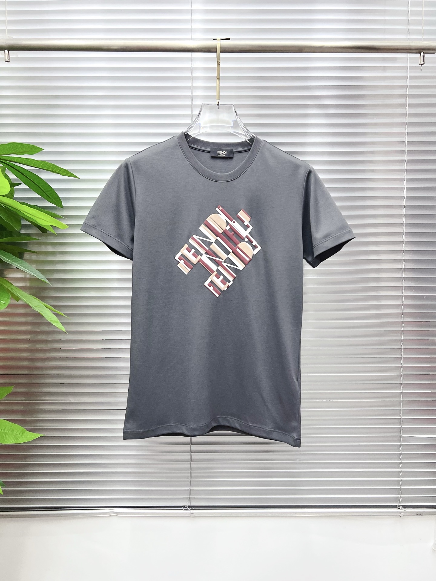 NO:846558,FENDI Fendi 2026 new summer short-sleeved T-shirt, the exclusive debut of the personalized art series on the entire network. The versatile details are perfectly processed and the pure cotton fabric is very exquisite. The original fabric is the same high version of the Internet celebrity star. The high-quality feel is very comfortable, fashionable and personalized. A super versatile and good-looking one. Size M-3XL,,fendi,fendi,T-shirt,tees,t-shirt,19860909FENDI 芬迪 2026夏季新款短袖T恤,个性艺术系列全网独家首发 百搭款细节处理完美纯棉面料十分精致 原版面料 网红明星同款高版本 高品质手感非常舒服 时尚又个性 超级百搭好看的一款.码数M-3XL,,fendi,fendi,T-shirt,tees，t-shirt,,Men's clothing