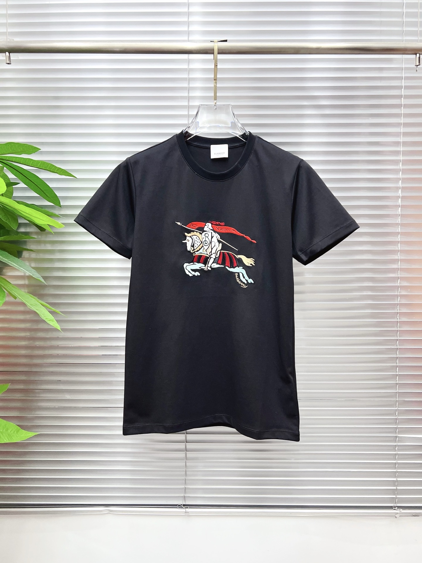 NO:846546,Burberry 2026 new summer short-sleeved T-shirt, the exclusive debut of the personalized art series on the entire network. The versatile details are perfectly processed and the pure cotton fabric is very exquisite. The original fabric is the same high version as the Internet celebrity star. The high-quality feel is very comfortable, fashionable and personalized. A super versatile and good-looking one. Size M-3XL,, burberry, burberry, T-shirt, tees, t-shirt,19860909Burberry 巴宝莉 2026夏季新款短袖T恤,个性艺术系列全网独家首发 百搭款细节处理完美纯棉面料十分精致 原版面料 网红明星同款高版本 高品质手感非常舒服 时尚又个性 超级百搭好看的一款.码数M-3XL,,burberry,burberry,T-shirt,tees，t-shirt,,Men's clothing