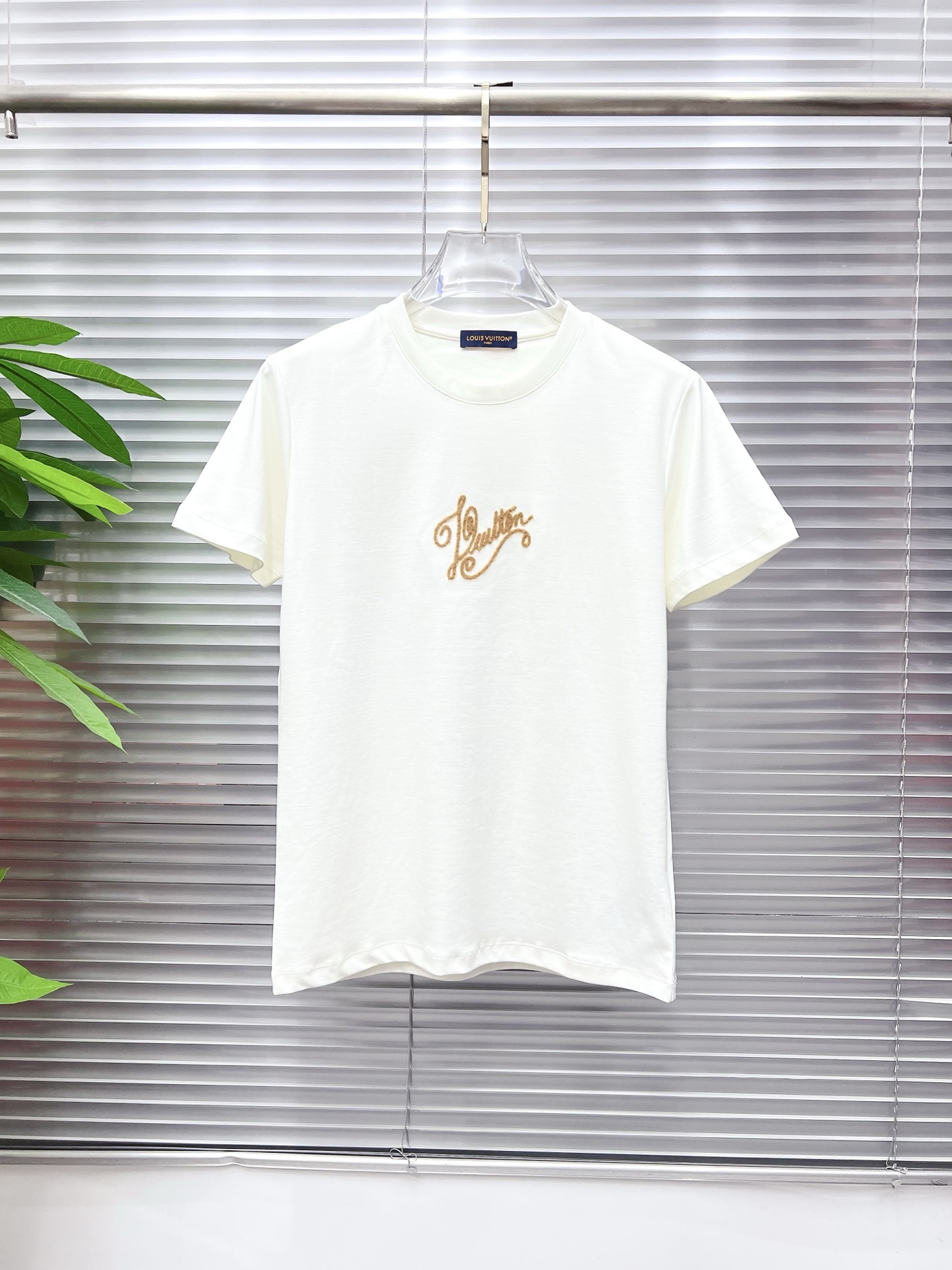 NO:846549,LV 2026 new summer short-sleeved T-shirt, the exclusive debut of the personalized art series on the entire network. The versatile style has perfect details. The pure cotton fabric is very exquisite. The original fabric is the same high version as the Internet celebrity star. The high quality feels very comfortable, fashionable and personalized. It is a super versatile and good-looking one. Size M-3XL, Louis Vuitton, T-shirt, tees, t-shirt,19860909LV 2026夏季新款短袖T恤,个性艺术系列全网独家首发 百搭款细节处理完美纯棉面料十分精致 原版面料 网红明星同款高版本 高品质手感非常舒服 时尚又个性 超级百搭好看的一款.码数M-3XL,,louis vuitton,T-shirt,tees，t-shirt,,Men's clothing