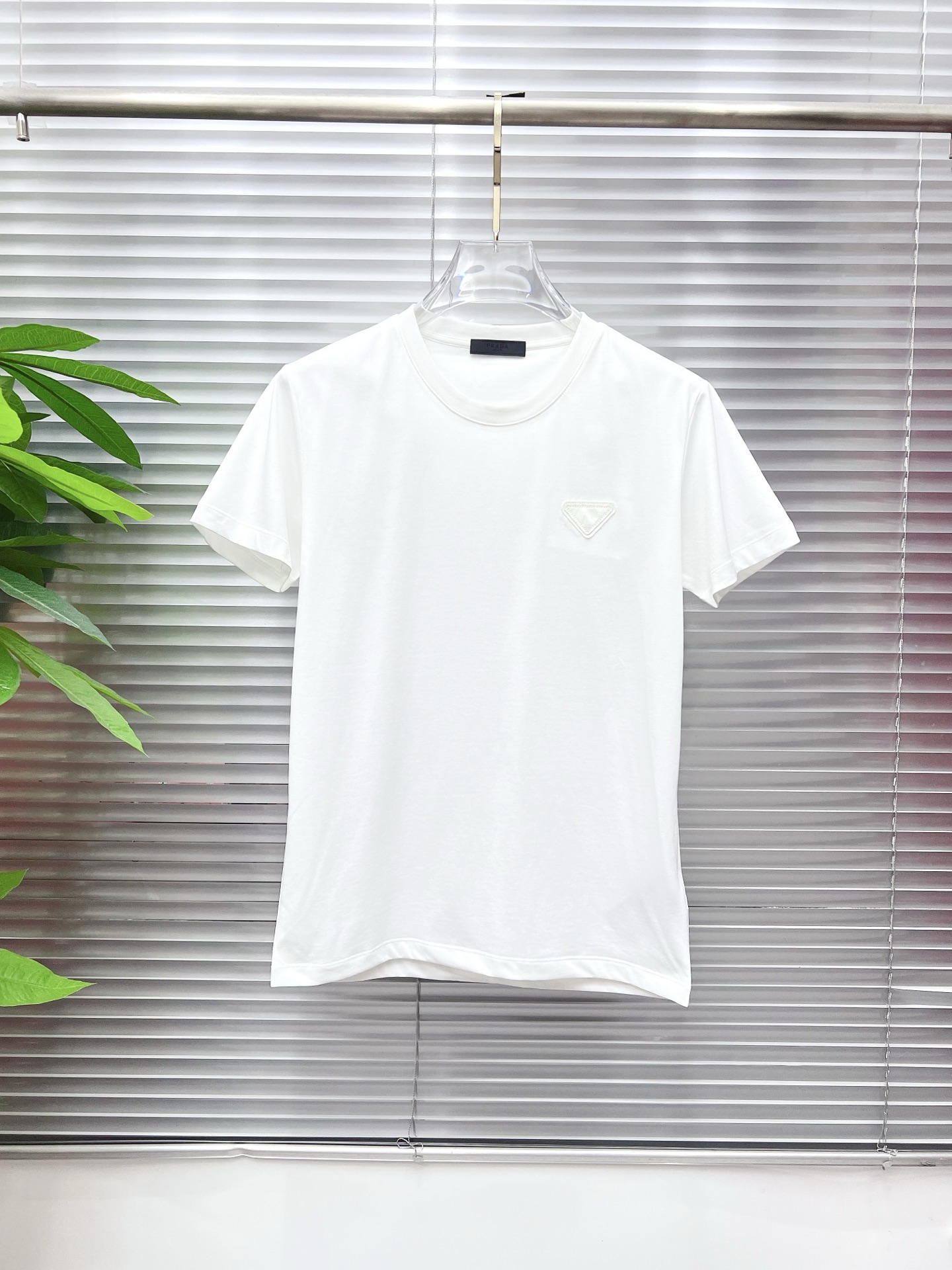 NO:846552,PRADA 2026 new summer short-sleeved T-shirt, the exclusive debut of the personalized art series on the entire network. The versatile details are perfectly processed and the pure cotton fabric is very exquisite. The original fabric is the same high version of the Internet celebrity star. The high-quality feel is very comfortable, fashionable and personalized. A super versatile and good-looking one. Size M-3XL,, prada, prada, T-shirt, tees, t-shirt,19860909PRADA 普拉达 2026夏季新款短袖T恤,个性艺术系列全网独家首发 百搭款细节处理完美纯棉面料十分精致 原版面料 网红明星同款高版本 高品质手感非常舒服 时尚又个性 超级百搭好看的一款.码数M-3XL,,prada,prada,T-shirt,tees，t-shirt,,Men's clothing