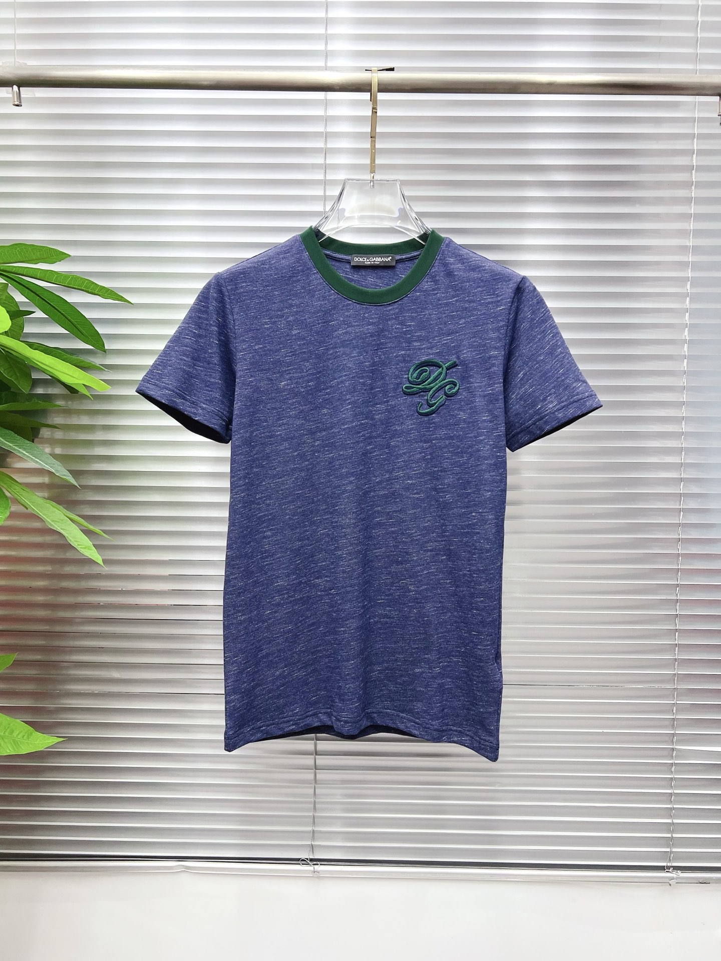 NO:846561,DG 2026 new summer short-sleeved T-shirt, the exclusive debut of the personalized art series on the entire network. The versatile style has perfect details and the pure cotton fabric is very exquisite. The original fabric is the same high version of the Internet celebrity star. The high-quality feel is very comfortable, fashionable and personalized. A super versatile and good-looking one. Size M-3XL,, T-shirt, tees, t-shirt,19860909DG 2026夏季新款短袖T恤,个性艺术系列全网独家首发 百搭款细节处理完美纯棉面料十分精致 原版面料 网红明星同款高版本 高品质手感非常舒服 时尚又个性 超级百搭好看的一款.码数M-3XL,,T-shirt,tees，t-shirt,,Men's clothing