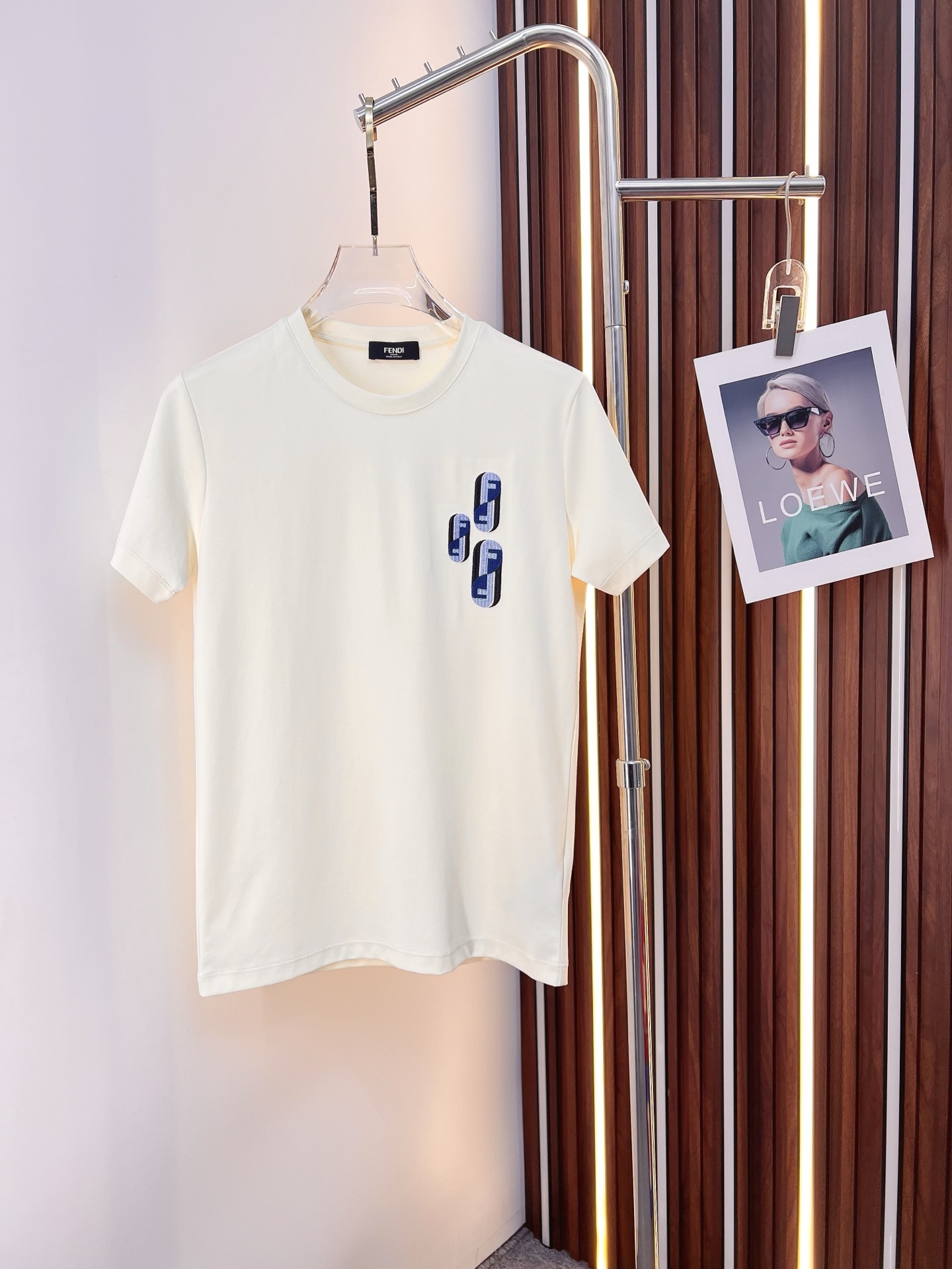 NO:774695,FENDI Fendi 2026 new summer short-sleeved T-shirt, the exclusive debut of the personalized art series on the entire network. The versatile details are perfectly processed and the pure cotton fabric is very exquisite. The original fabric is the same high version of the Internet celebrity star. The high-quality feel is very comfortable, fashionable and personalized. A super versatile and good-looking one. Size M-3XL,,fendi,fendi,T-shirt,tees,t-shirt,19860909FENDI 芬迪 2026夏季新款短袖T恤,个性艺术系列全网独家首发 百搭款细节处理完美纯棉面料十分精致 原版面料 网红明星同款高版本 高品质手感非常舒服 时尚又个性 超级百搭好看的一款.码数M-3XL,,fendi,fendi,T-shirt,tees，t-shirt,,Men's clothing