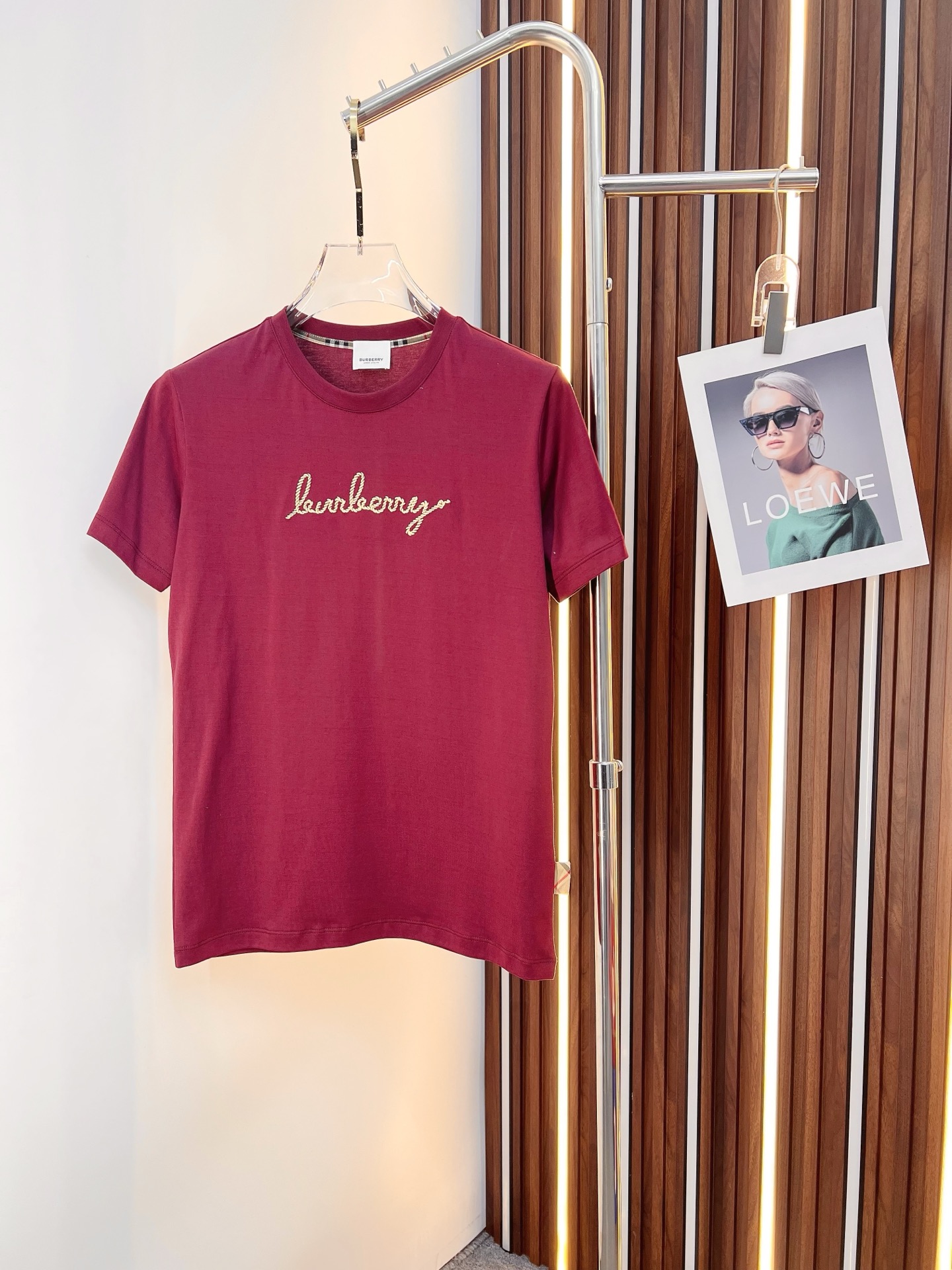 NO:774656,Burberry 2026 new summer short-sleeved T-shirt, the exclusive debut of the personalized art series on the entire network. The versatile details are perfectly processed and the pure cotton fabric is very exquisite. The original fabric is the same high version as the Internet celebrity star. The high-quality feel is very comfortable, fashionable and personalized. A super versatile and good-looking one. Size M-3XL,, burberry, burberry, T-shirt, tees, t-shirt,19860909Burberry 巴宝莉 2026夏季新款短袖T恤,个性艺术系列全网独家首发 百搭款细节处理完美纯棉面料十分精致 原版面料 网红明星同款高版本 高品质手感非常舒服 时尚又个性 超级百搭好看的一款.码数M-3XL,,burberry,burberry,T-shirt,tees，t-shirt,,Men's clothing