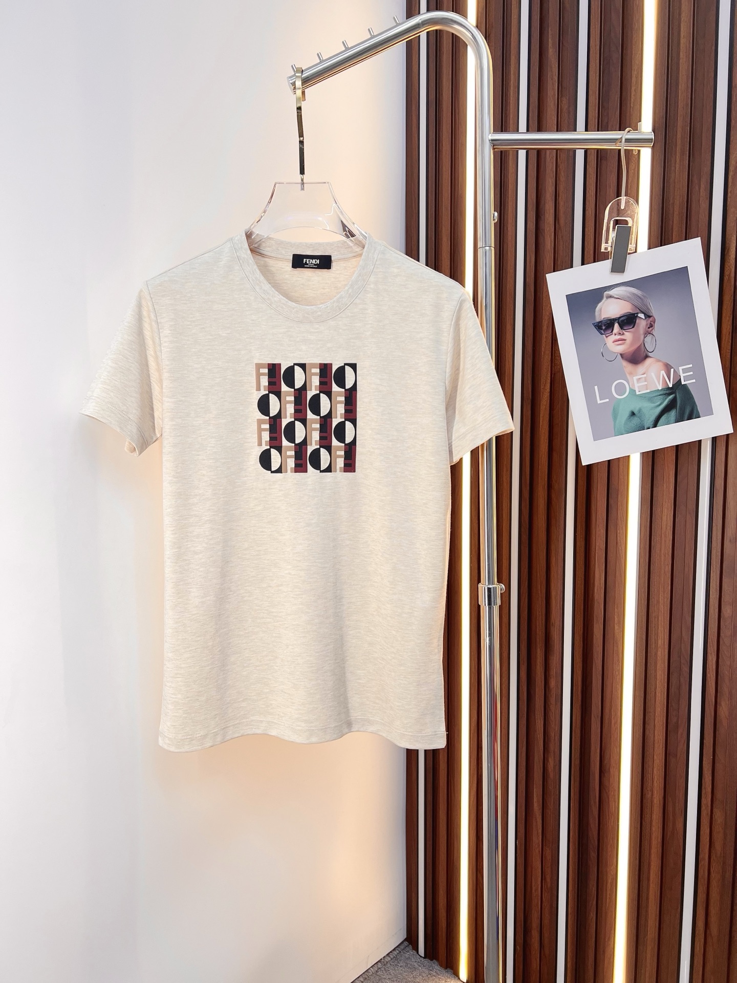 NO:774666,FENDI Fendi 2026 new summer short-sleeved T-shirt, the exclusive debut of the personalized art series on the entire network. The versatile details are perfectly processed and the pure cotton fabric is very exquisite. The original fabric is the same high version of the Internet celebrity star. The high-quality feel is very comfortable, fashionable and personalized. A super versatile and good-looking one. Size M-3XL,,fendi,fendi,T-shirt,tees,t-shirt,19860909FENDI 芬迪 2026夏季新款短袖T恤,个性艺术系列全网独家首发 百搭款细节处理完美纯棉面料十分精致 原版面料 网红明星同款高版本 高品质手感非常舒服 时尚又个性 超级百搭好看的一款.码数M-3XL,,fendi,fendi,T-shirt,tees，t-shirt,,Men's clothing