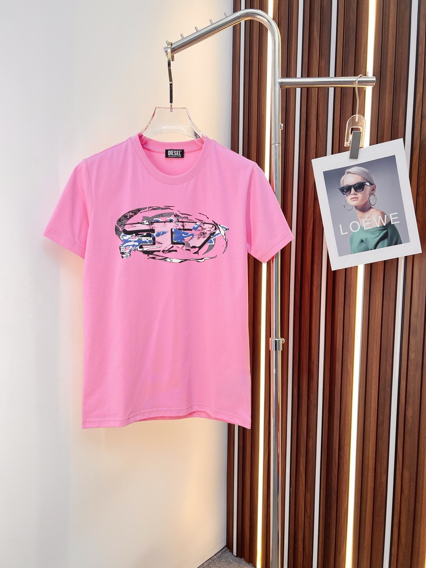 NO:774671,Diesel's 2026 new summer short-sleeved T-shirt, the exclusive first release of the personalized art series on the entire network. The versatile style has perfectly processed details. The pure cotton fabric is very exquisite. The original fabric is the same high version as the Internet celebrity star. The high quality feels very comfortable, fashionable and personalized. A super versatile and good-looking one. Size M-3XL,, T-shirt, tees, t-shirt,19860909迪赛 2026夏季新款短袖T恤,个性艺术系列全网独家首发 百搭款细节处理完美纯棉面料十分精致 原版面料 网红明星同款高版本 高品质手感非常舒服 时尚又个性 超级百搭好看的一款.码数M-3XL,,T-shirt,tees，t-shirt,,Men's clothing